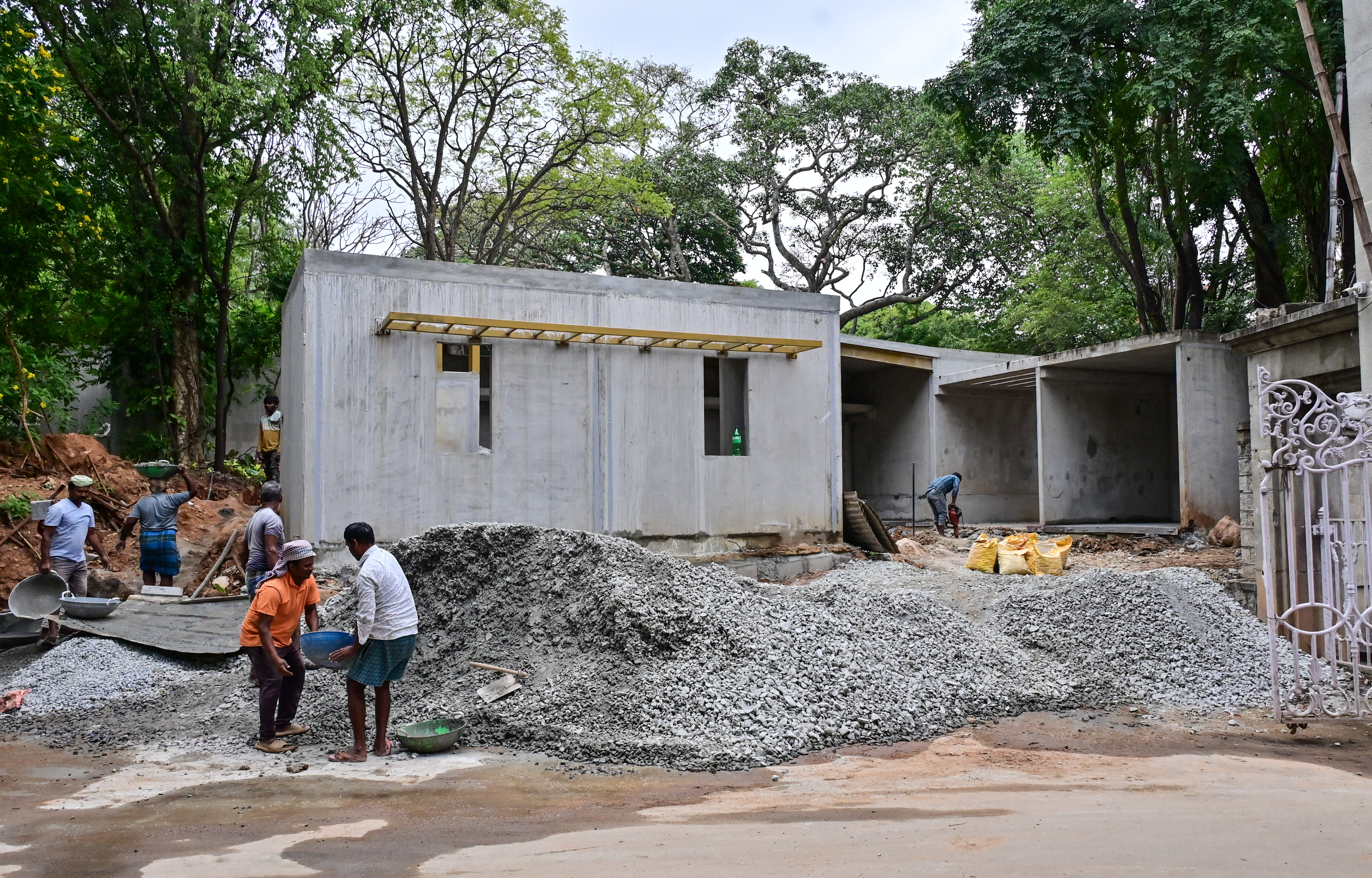 ಕರ್ನಾಟಕ ಚಿತ್ರಕಲಾ ಪರಿಷತ್ತಿನಲ್ಲಿ ಮಳಿಗೆಗಳ ನಿರ್ಮಾಣ ಕಾಮಗಾರಿ ಭರದಿಂದ ಸಾಗುತ್ತಿದೆ.
ಪ್ರಜಾವಾಣಿ ಚಿತ್ರ: ಪ್ರಶಾಂತ್ ಎಚ್.ಜಿ.