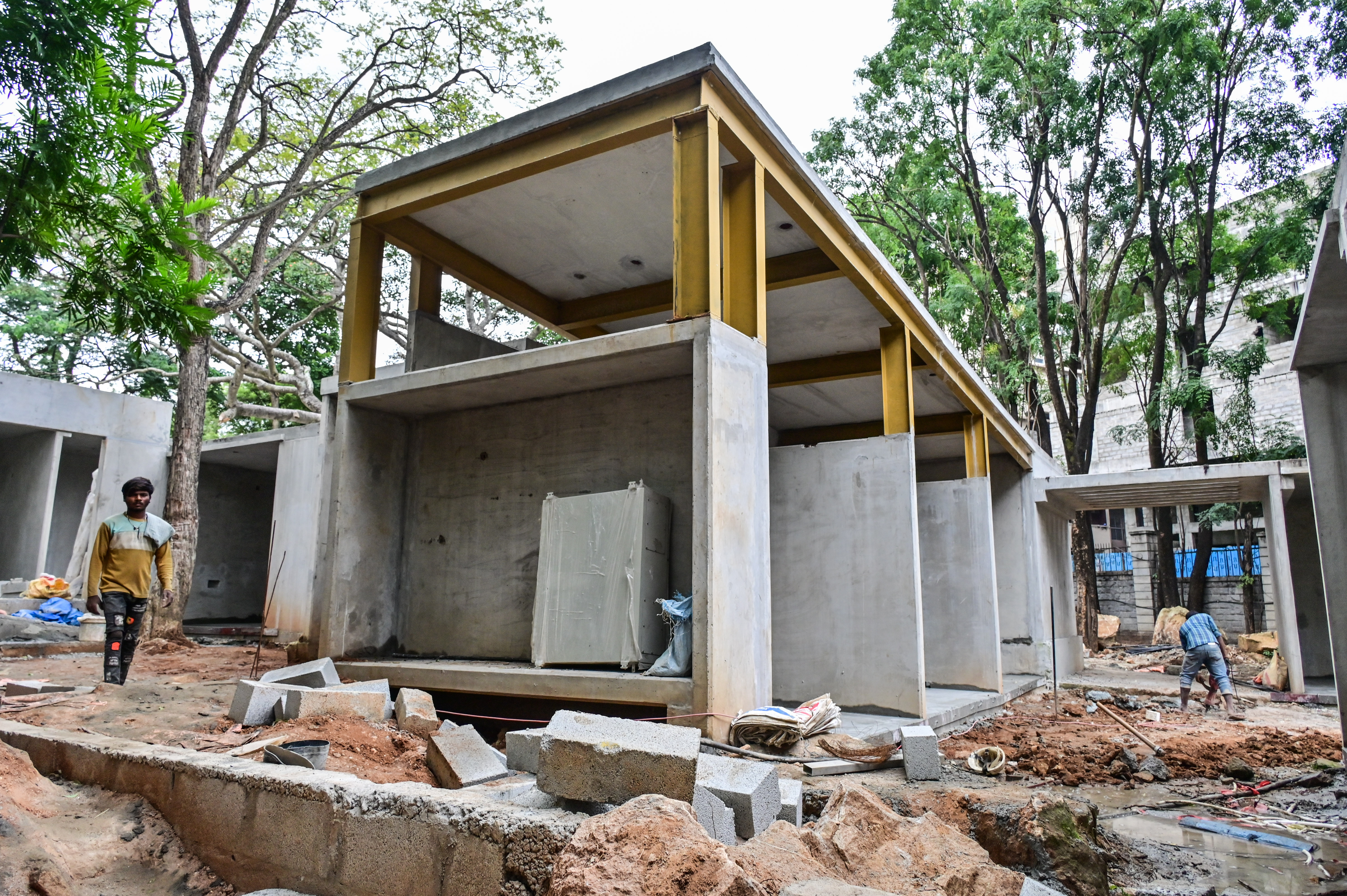 ಕರ್ನಾಟಕ ಚಿತ್ರಕಲಾ ಪರಿಷತ್ತಿನಲ್ಲಿ ನಿರ್ಮಾಣಗೊಳ್ಳುತ್ತಿರುವ ಮಳಿಗೆಗಳು.
ಪ್ರಜಾವಾಣಿ ಚಿತ್ರ: ಪ್ರಶಾಂತ್ ಎಚ್.ಜಿ.