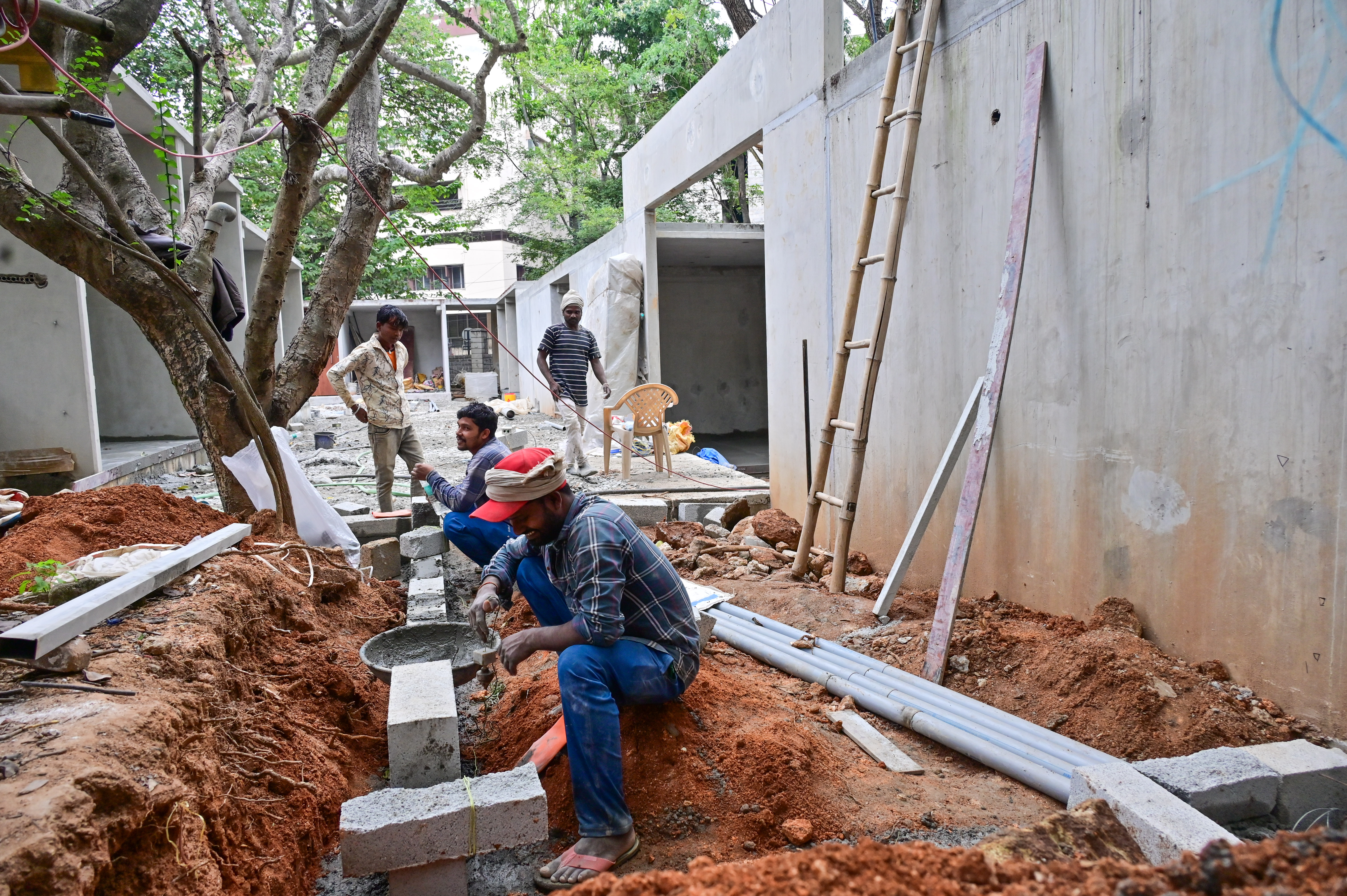 ಕರ್ನಾಟಕ ಚಿತ್ರಕಲಾ ಪರಿಷತ್ತಿನಲ್ಲಿ ಮಳಿಗೆಗಳ ನಿರ್ಮಾಣದಲ್ಲಿ ತೊಡಗಿರುವ ಕಾರ್ಮಿಕರು.
ಪ್ರಜಾವಾಣಿ ಚಿತ್ರ: ಪ್ರಶಾಂತ್ ಎಚ್.ಜಿ.