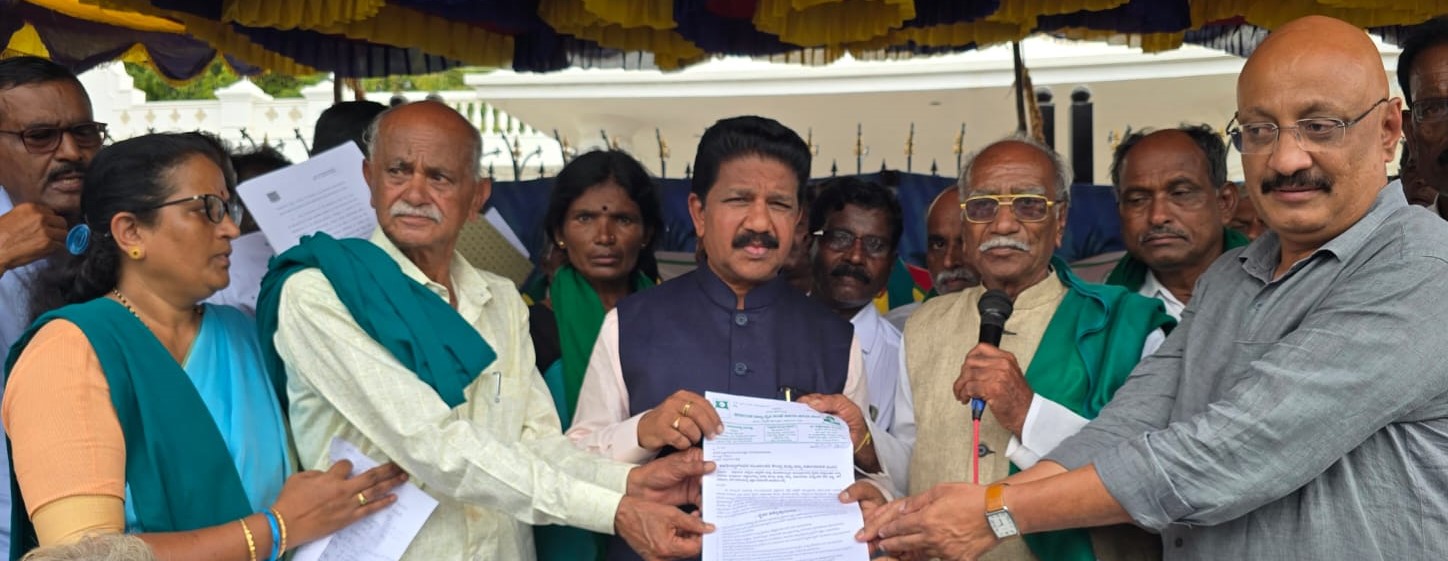 ಚಳ್ಳಕೆರೆ ರೈತ ಸಂಘದ ಕಾರ್ಯಕರ್ತರು ಸೋಮವಾರ ಶಾಸಕ ಟಿ.ರಘುಮೂರ್ತಿಯವರಿಗೆ ವಿವಿಧ ಬೇಡಿಕೆಗಳ ಮನವಿ ಸಲ್ಲಿಸಿದರು.
