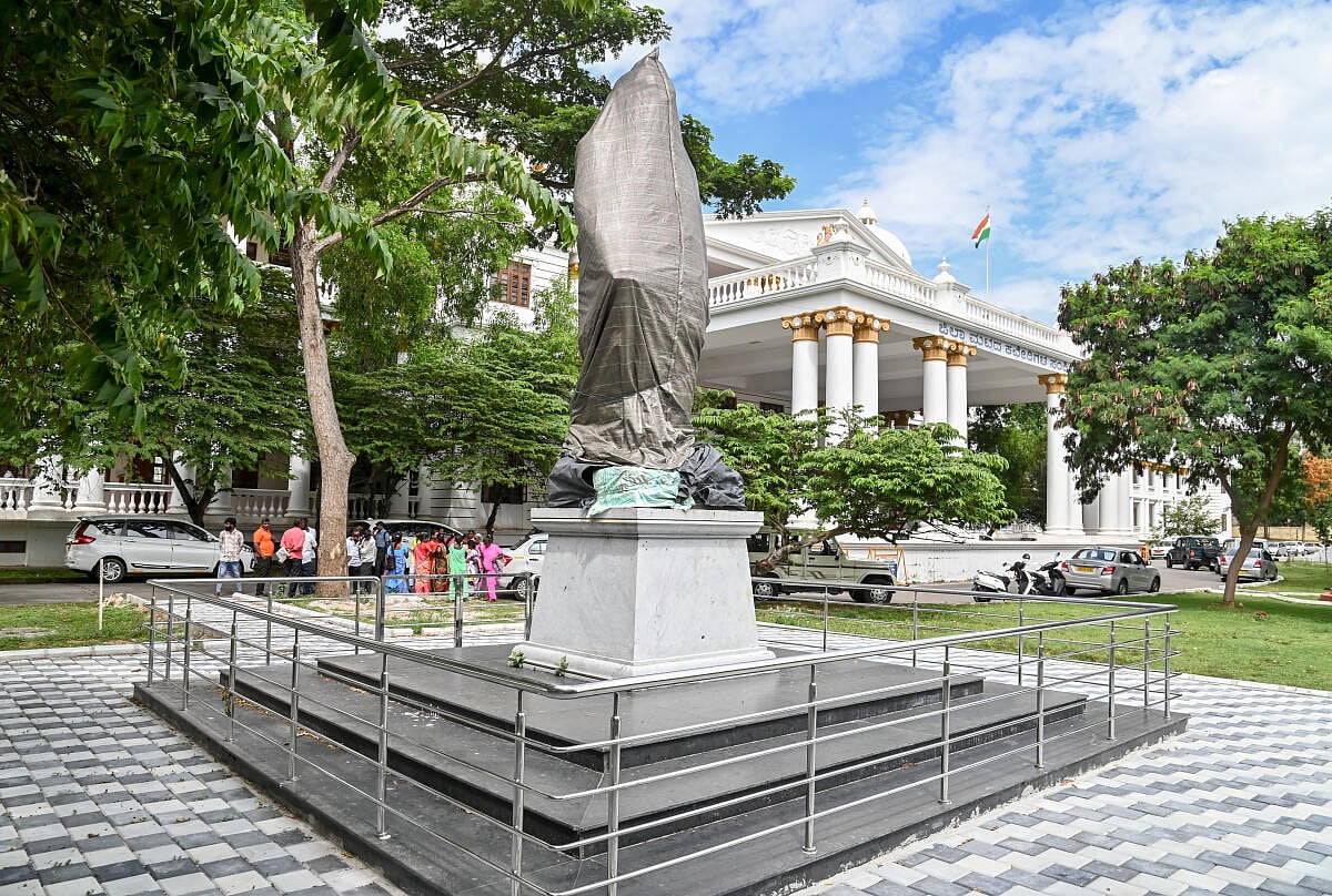 ಮೈಸೂರು | ಅರಸು ಪ್ರತಿಮೆ ಅನಾವರಣ: ನ.1ರ ಗಡುವು