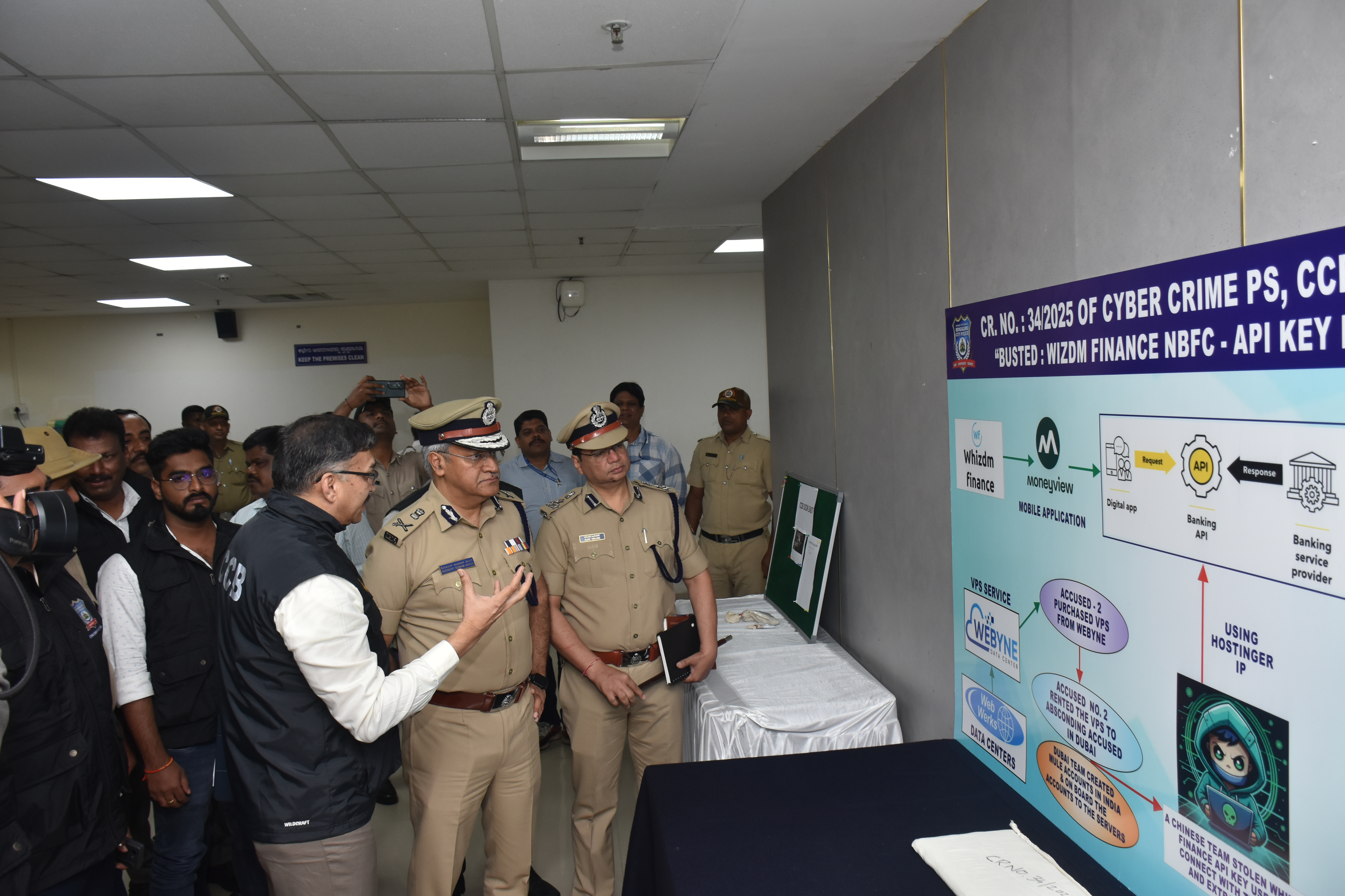 ಆರೋಪಿಗಳು ಹಣ ವಂಚನೆಗೆ ಬಳಸಿದ ವಿಧಾನವನ್ನು ಬೆಂಗಳೂರು ಪೊಲೀಸ್‌ ಕಮಿಷನರ್‌ ಸೀಮಾಂತ್‌ಕುಮಾರ್ ಸಿಂಗ್ ಅವರು ವೀಕ್ಷಿಸಿದರು   