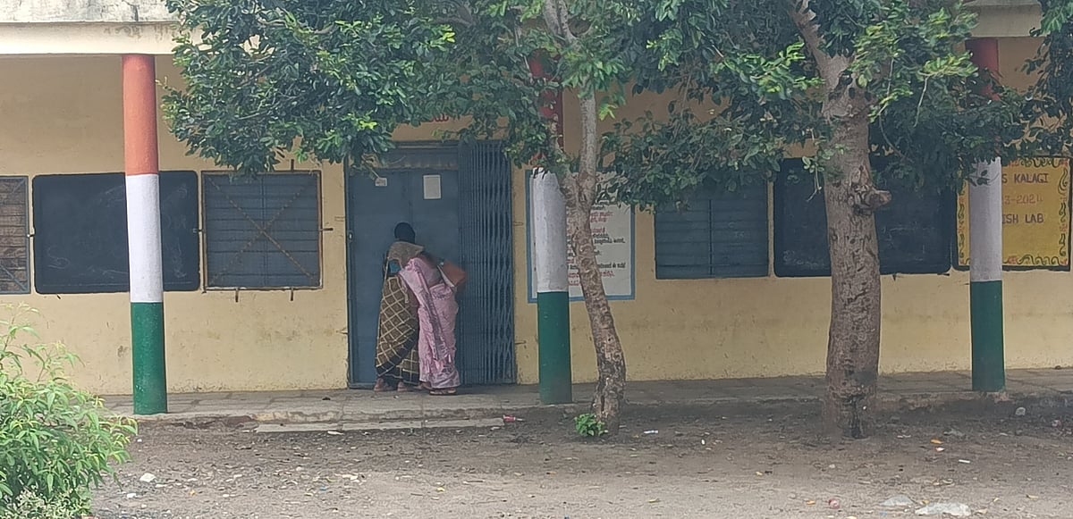 ಕಾಳಗಿ | ಸೇವಾ ನಿಯಮಾವಳಿ ಉಲ್ಲಂಘನೆ ಆರೋಪ: ಮುಖ್ಯಶಿಕ್ಷಕಿ ಮೇಲೆ ಕ್ರಮಕ್ಕೆ ಆಗ್ರಹ