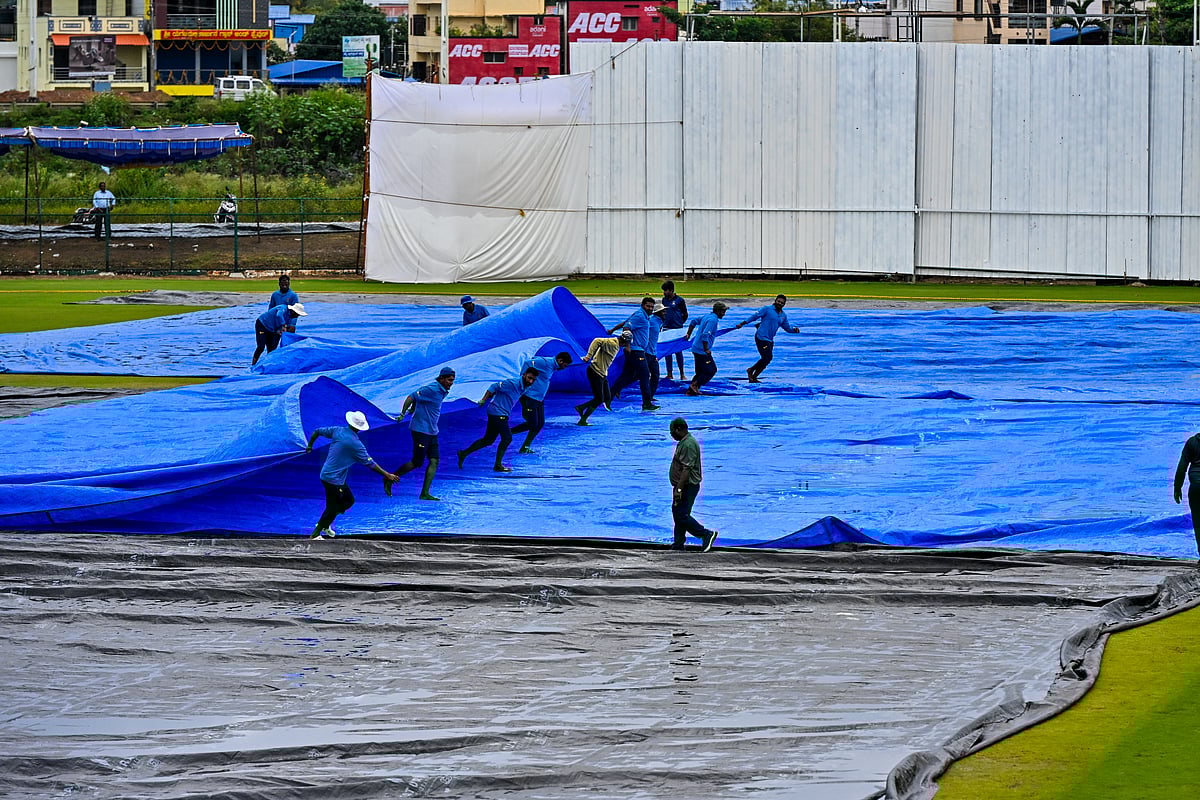 ಕ್ರೀಡಾಂಗಣ ಸ್ವಚ್ಛಂದವಾಗಿಡುವ ಶ್ರಮಿಕರು