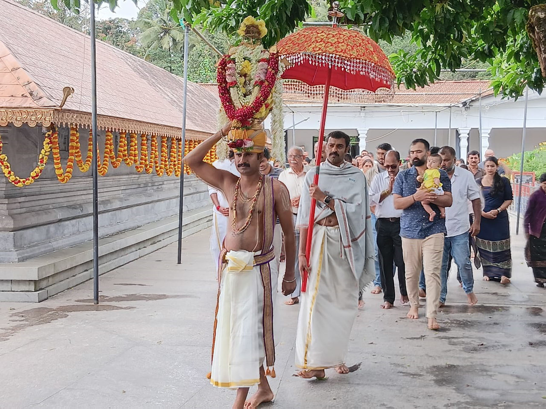 ನಾಪೋಕ್ಲು ಸಮೀಪದ ಕಕ್ಕಬ್ಬೆಯ ಇಗ್ಗುತ್ತಪ್ಪ ದೇವಾಲಯದಲ್ಲಿ ಸೋಮವಾರ ದೇವರ ನೃತ್ಯಬಲಿ ನಡೆಯಿತು