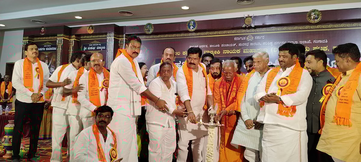 ಕಾರಟಗಿ | ಅದ್ದೂರಿಯ ವಾಲ್ಮೀಕಿ ಜಯಂತಿ ಕಾರ್ಯಕ್ರಮ: ವಿದ್ಯಾರ್ಥಿಗಳಿಗೆ ಸನ್ಮಾನ