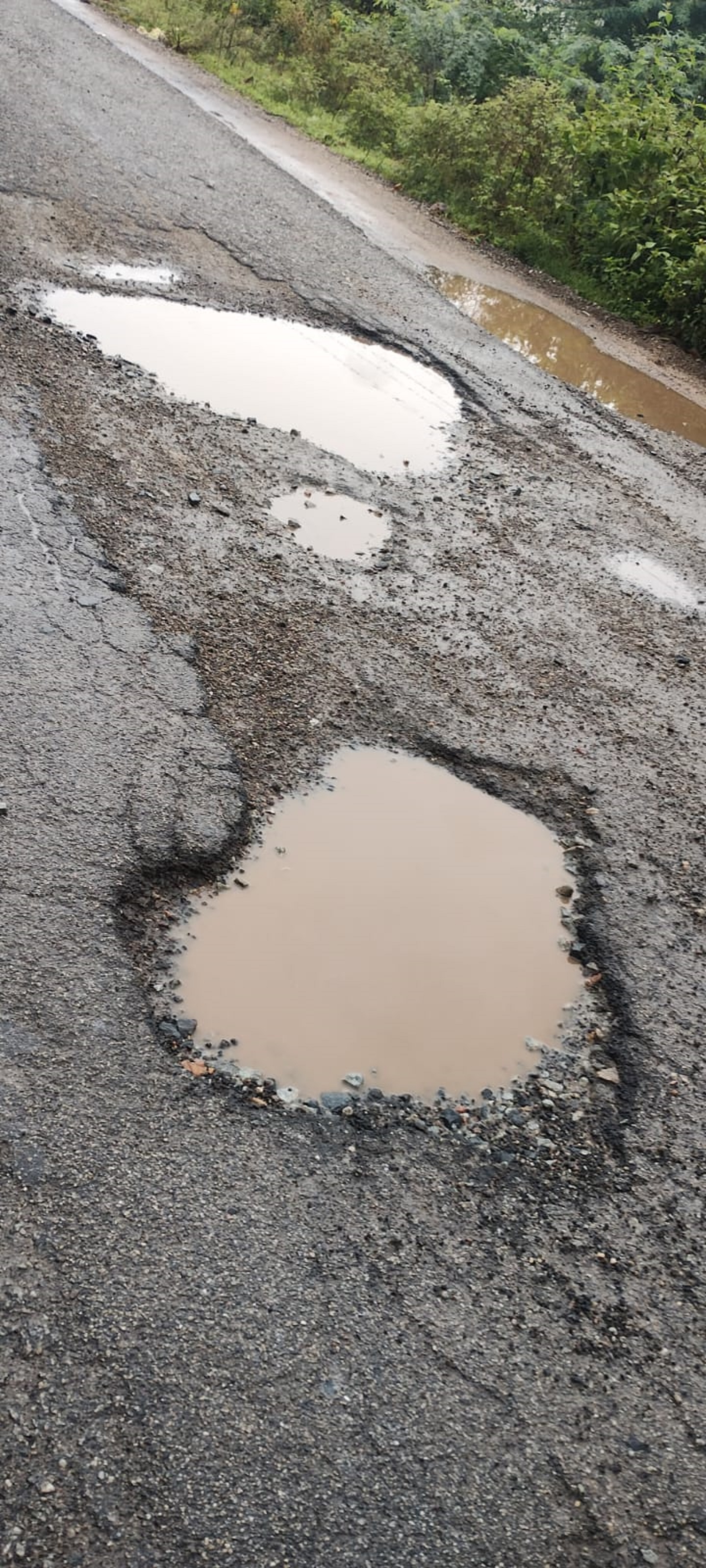 ಹೊಸದುರ್ಗದ ಶ್ರೀರಾಂಪುರ ಹೋಬಳಿಯ ನಾಯಿಗೆರೆ ಸಮೀಪದ ರಸ್ತೆಯಲ್ಲಿ ಗುಂಡಿ