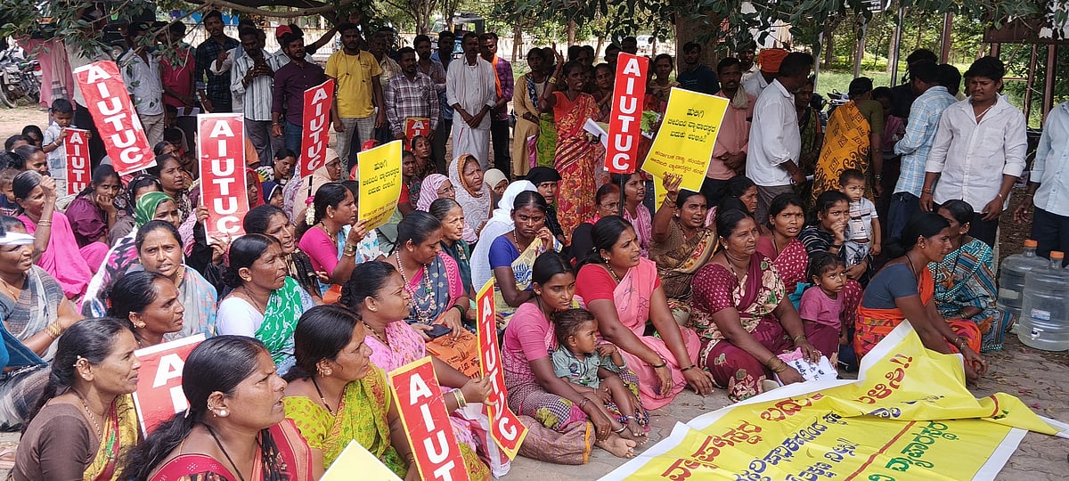 ಹುಲಿಗಿ: ಕಾರ್ಯಾಚರಣೆ ನಿಲ್ಲಿಸಲು ಬೀದಿಬದಿ ವ್ಯಾಪಾರಿಗಳ ಆಗ್ರಹ 