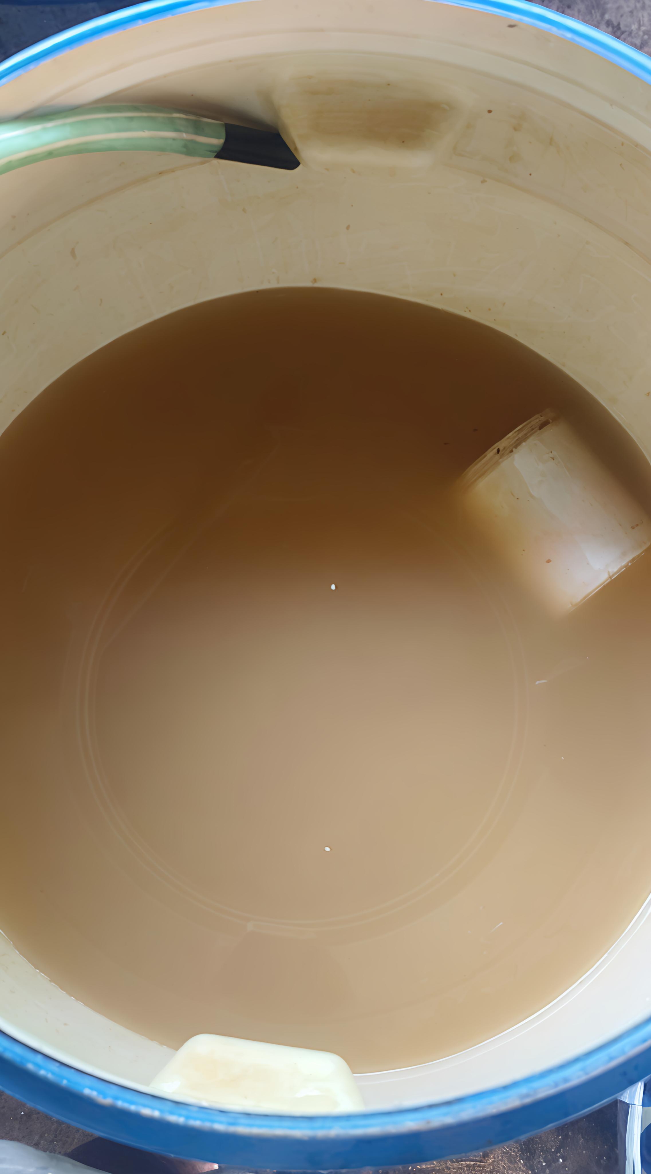 ಬಾವಿಯಿಂದ ಮನೆಯ ಕೊಳವೆಗಳಲ್ಲಿ ಸರಬರಾಜು ಆಗಿರುವ ಕೆಸರು ಮಿಶ್ರಿತ ನೀರನ್ನು ಬ್ಯಾರಲ್‌ನಲ್ಲಿ ಗ್ರಾಮಸ್ಥರು ಸಂಗ್ರಹಿಸಿರುವುದು