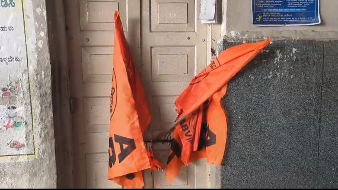 ಬಸ್ ನಿಲ್ದಾಣದಲ್ಲಿ ಬೀಗ ಹಾಕಿದ ಕಂಟ್ರೋಲರ್ ಕೊಠಡಿ