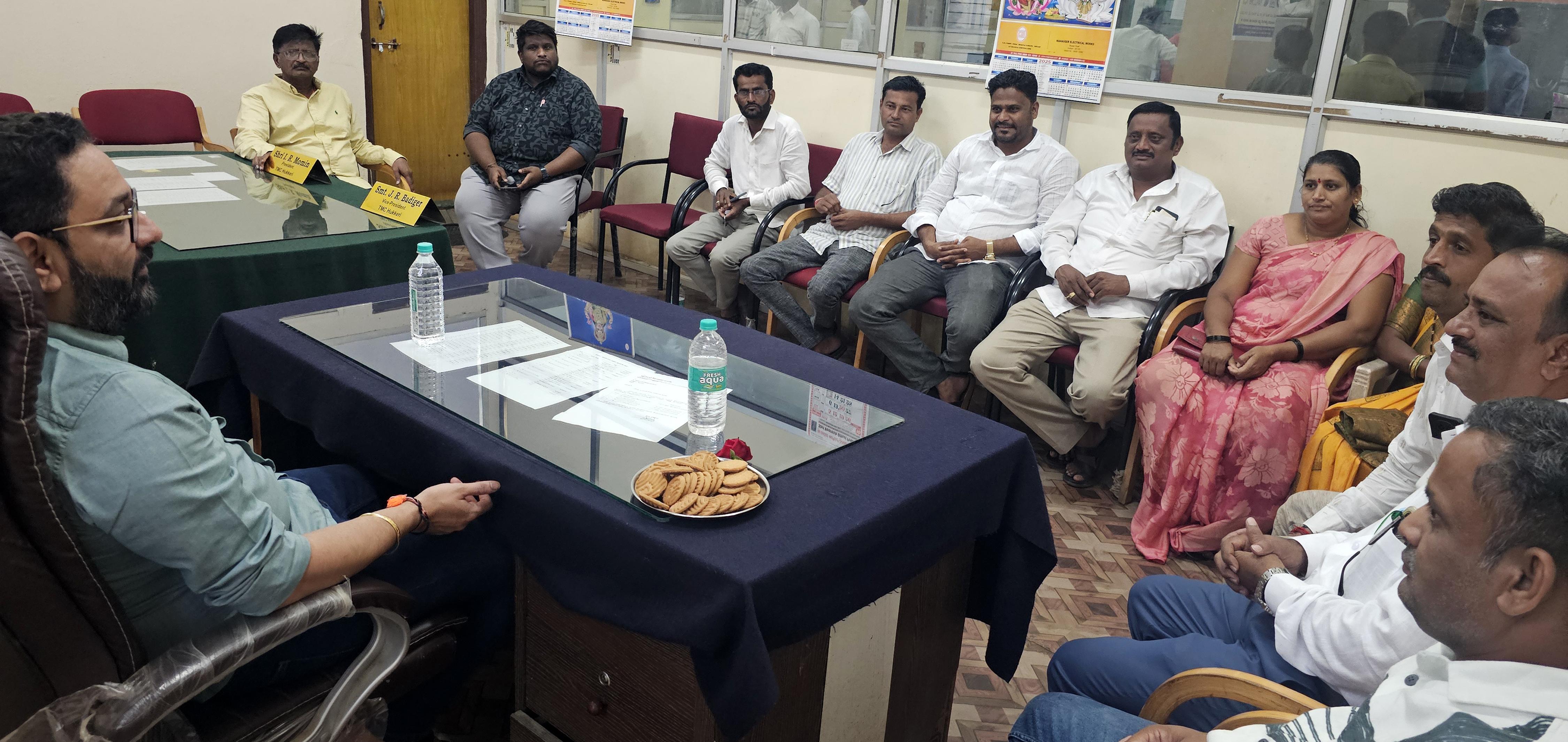 ಹುಕ್ಕೇರಿ ಪುರಸಭೆ ಸದಸ್ಯರ ಅಧಿಕಾರ ಅವಧಿಯ ಕೊನೆಯ ದಿನ ಸದಸ್ಯರನ್ನು ಉದ್ಧೇಶಿಸಿ ಶಾಸಕ ನಿಖಿಲ್ ಕತ್ತಿ ಸೋಮವಾರ ಮಾತನಾಡಿದರು.