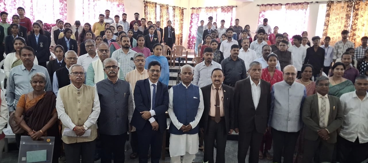 ಕುಶಾಲನಗರ ಸಮೀಪದ ಚಿಕ್ಕ ಅಳುವಾರದ ಕೊಡಗು ವಿಶ್ವವಿದ್ಯಾಲಯದಲ್ಲಿ ಸೋಮವಾರ ಏರ್ಪಡಿಸಿದ್ದ ಹಸಿರು ಸಂರಕ್ಷಣೆಯಲ್ಲಿ ಕೊಡಗಿನ ಜೀವವೈವಿಧ್ಯ ಎಂಬ ರಾಷ್ಟ್ರೀಯ ವಿಚಾರ ಸಂಕಿರಣದಲ್ಲಿ ಭಾರತೀಯ ಶಿಕ್ಷಣ ಮಂಡಲದ ಅಧ್ಯಕ್ಷ ಬಿ.ಆರ್. ಶಂಕರಾನಂದ ಅವರೊಂದಿಗೆ ವಿವಿಧ ವಿಶ್ವ ವಿದ್ಯಾನಿಲಯ ಕುಲಪತಿಗಳು ಪಾಲ್ಗೊಂಡಿದ್ದರು.