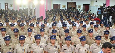 ಹೊಸ ಪೀಕ್‌ ಕ್ಯಾಪ್‌ನಲ್ಲಿ ಎಲಾಸ್ಟಿಕ್‌ ಇರುವುದರಿಂದ ಪೊಲೀಸರ ತಲೆಯಲ್ಲಿ ಸರಿಯಾಗಿ ಕೂರಲಿವೆ. ಇಂದಿನಿಂದ ರಾಜ್ಯದ 1 ಲಕ್ಷ ಪೊಲೀಸ್‌ ಸಿಬ್ಬಂದಿಗೆ ಹೊಸ ಪೀಕ್‌ ಕ್ಯಾಪ್‌ ನೀಡುತ್ತಿದ್ದೇವೆ ಎಂದು ಡಿಕೆಶಿ ತಿಳಿಸಿದ್ದಾರೆ.