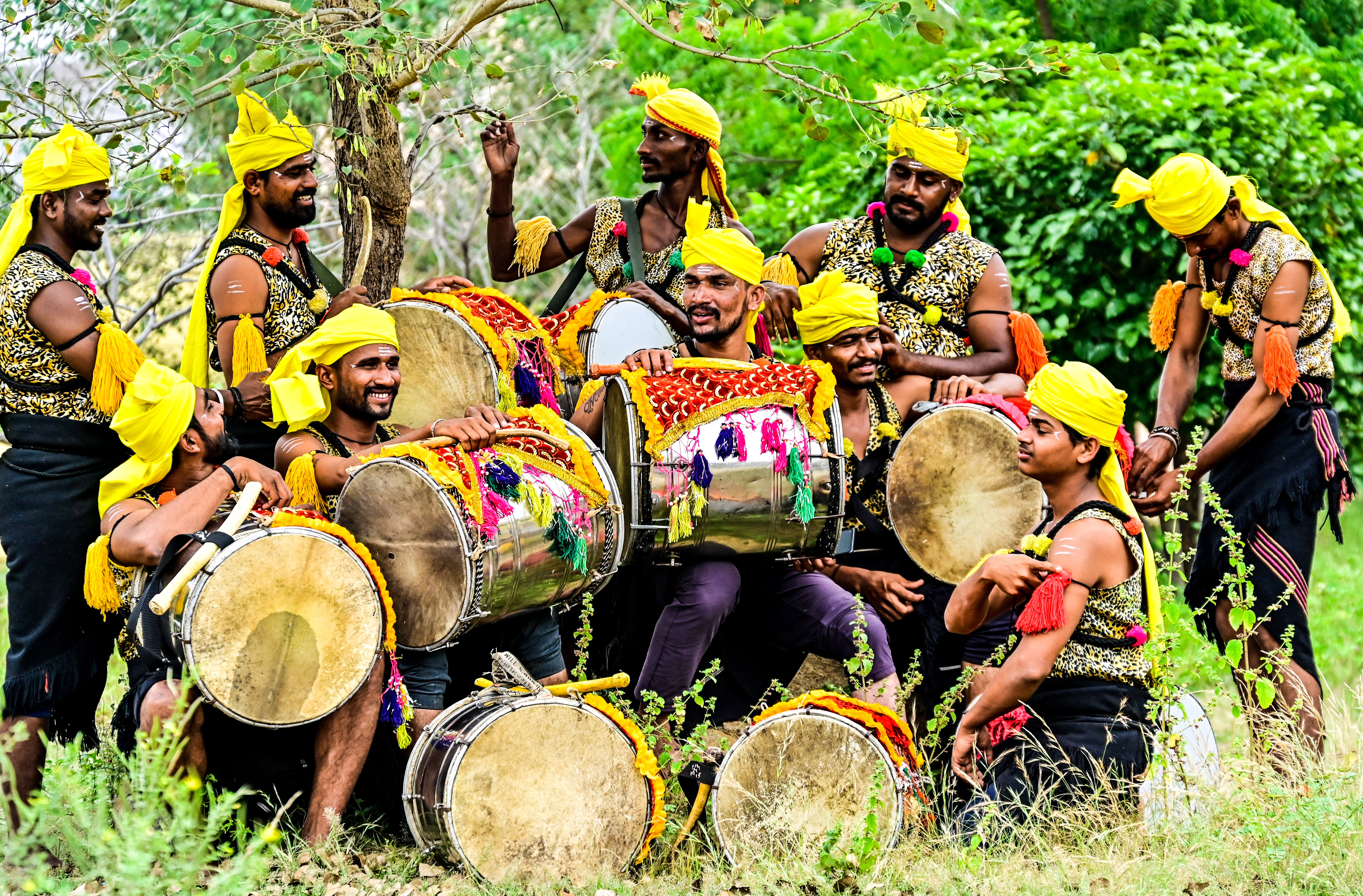 ಕುಸನೂರ ಗ್ರಾಮದ ಮಾಳಿಂಗೇಶ್ವರ ಡೊಳ್ಳಿನ ಸಂಘದವರು ಕಾರ್ಯಕ್ರಮದ ಸಿದ್ಧತೆಯಲ್ಲಿ ತೊಡಗಿರುವುದು