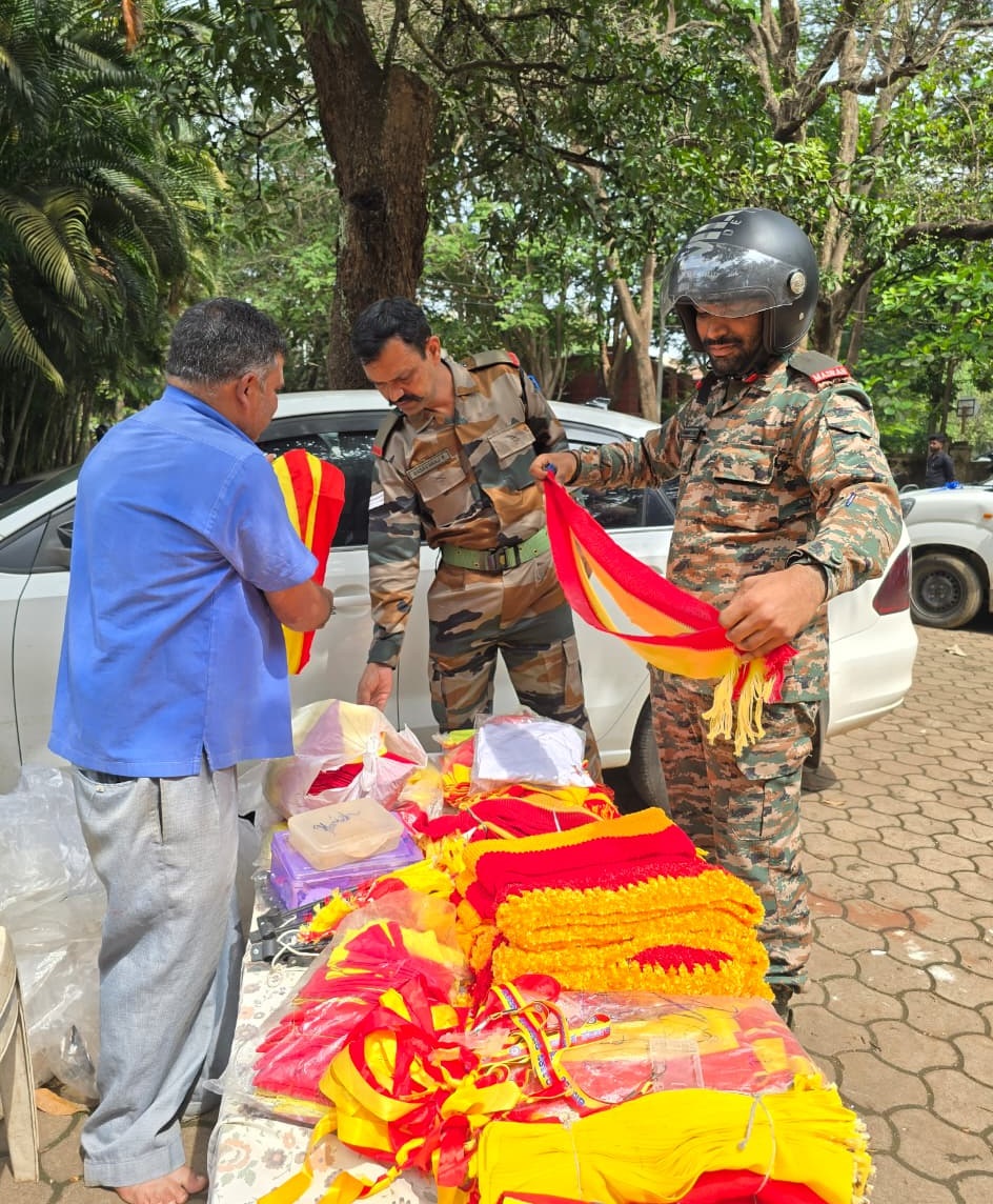 ಬೆಳಗಾವಿಯಲ್ಲಿ ರಾಜ್ಯೋತ್ಸವ ಆಚರಣೆಗಾಗಿ ಯೋಧರಿಬ್ಬರು ಕನ್ನಡ ಧ್ವಜ ಆಕಾರವಿರುವ ಶಾಲು ಧ್ವಜಗಳನ್ನು ಖರೀದಿಸಿದರು  ಪ್ರಜಾವಾಣಿ ಚಿತ್ರ