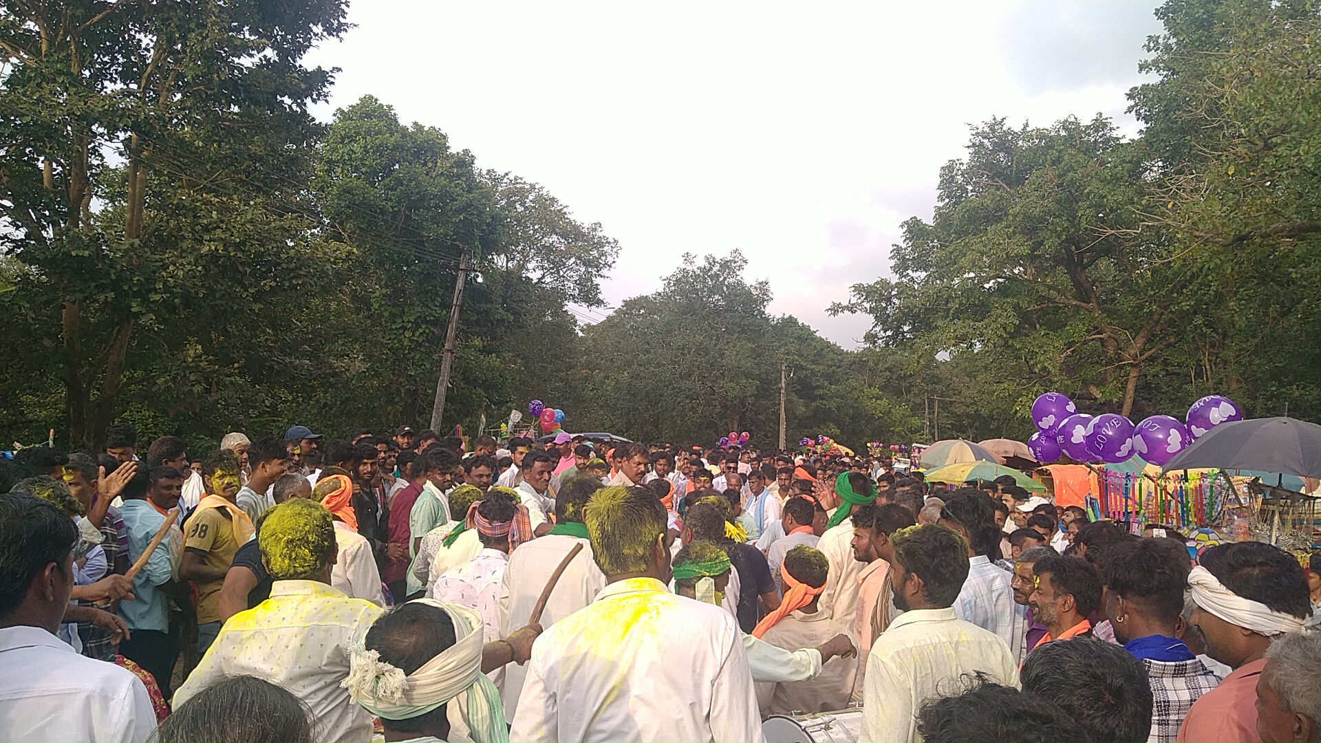 ತಡಸ ತಾಯಮ್ಮ ದೇವಿಯ ಜಾತ್ರಾ ರಥೋತ್ಸವ ಸಾವಿರಾರು ಭಕ್ತರ ನಡುವೆ ಜರುಗಿತು.