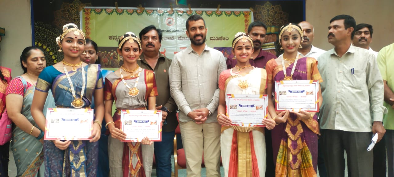 ಕುಶಾಲನಗರ ಸಮೀಪದ ಬಸವನಹಳ್ಳಿ ಮೊರಾರ್ಜಿ ದೇಸಾಯಿ ವಸತಿ ಶಾಲೆಯಲ್ಲಿ ಕನ್ನಡ ಮತ್ತು ಸಂಸ್ಕೃತಿ ಇಲಾಖೆ ವತಿಯಿಂದ ನಡೆದ ಜಿಲ್ಲಾಮಟ್ಟದ ಯುವ ಸೌರಭ ಕಾರ್ಯಕ್ರಮದಲ್ಲಿ ಭಾಗವಹಿಸಿದ್ದ ಕಲಾವಿದರಿಗೆ ಶಾಸಕ ಡಾ.ಮಂತರ್ ಗೌಡ ಪ್ರಶಸ್ತಿ ಪತ್ರ ವಿತರಿಸಿದರು