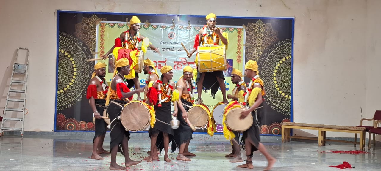 ಕುಶಾಲನಗರ ಸಮೀಪದ ಬಸವನಹಳ್ಳಿ ಮೊರಾರ್ಜಿ ದೇಸಾಯಿ ವಸತಿ ಶಾಲೆಯಲ್ಲಿ ಕನ್ನಡ ಮತ್ತು ಸಂಸ್ಕೃತಿ ಇಲಾಖೆ ವತಿಯಿಂದ ನಡೆದ ಜಿಲ್ಲಾಮಟ್ಟದ ಯುವ ಸೌರಭ ಕಾರ್ಯಕ್ರಮದಲ್ಲಿ ಗಾವಡಗೆರೆಯ ಭರತ್ ಕುಮಾರ್ ಮತ್ತು ತಂಡ ಡೊಳ್ಳುಕುಣಿತ ಪ್ರದರ್ಶಿಸಿತು 