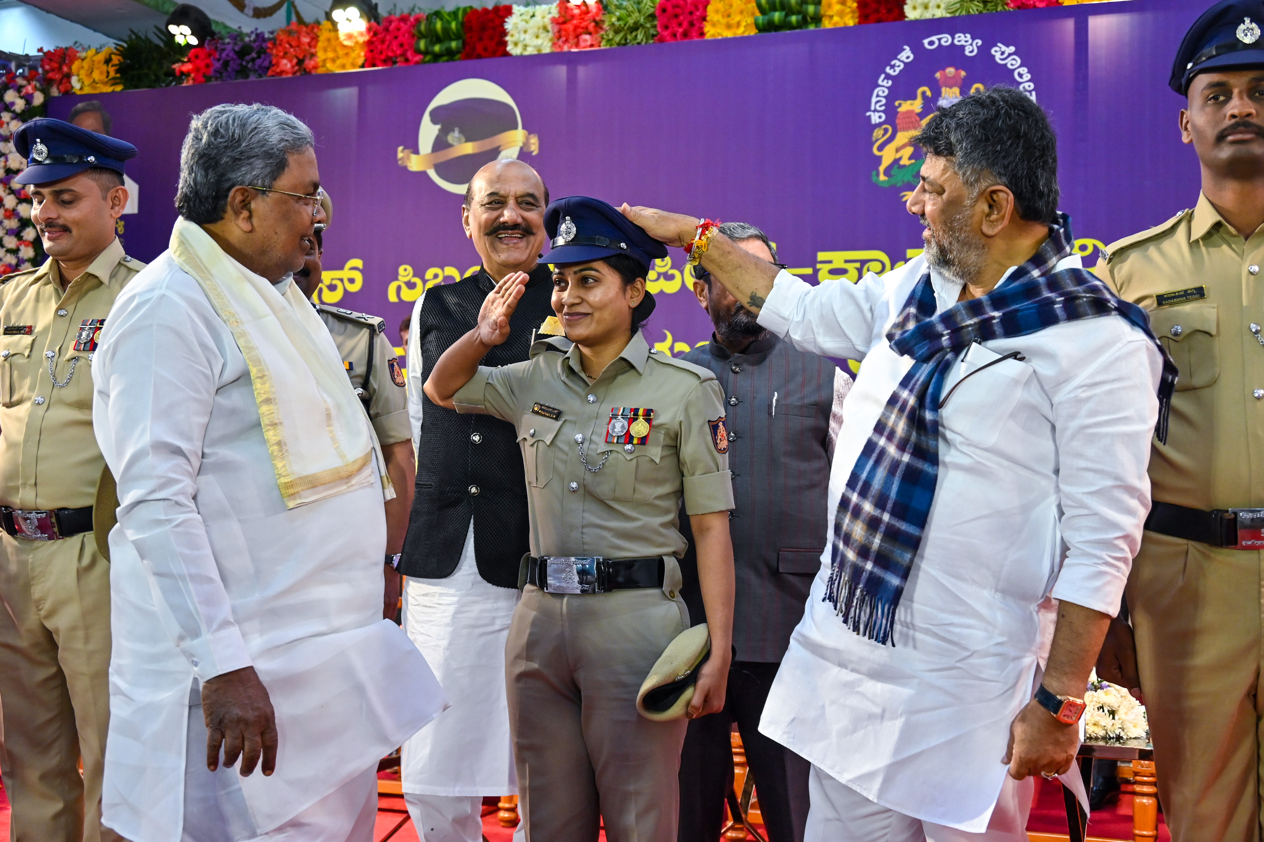 ಮಹಿಳಾ ಕಾನ್‌ಸ್ಟೆಬಲ್‌ ಪೀಕ್ ಕ್ಯಾಪ್‌ ಧರಿಸಿರುವುದನ್ನು ಮುಖ್ಯಮಂತ್ರಿ ಸಿದ್ದರಾಮಯ್ಯ ಉಪ ಮುಖ್ಯಮಂತ್ರಿ ಡಿ.ಕೆ.ಶಿವಕುಮಾರ್ ವೀಕ್ಷಿಸಿದರು. 