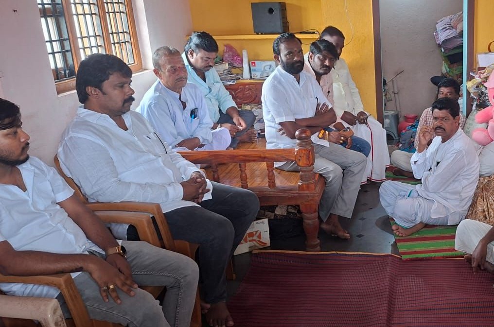 ಹುಣಸಗಿ ತಾಲ್ಲೂಕಿನಲ್ಲಿ ಮಂಗಳವಾರ ಮಾಜಿ ಸಚಿವ ರಾಜುಗೌಡ ಅವರು ಬಾಲಕಿಯ ಕುಟುಂಬ ಸದಸ್ಯರನ್ನು ಭೇಟಿಯಾಗಿ ಸಾಂತ್ವನ ಹೇಳಿದರು