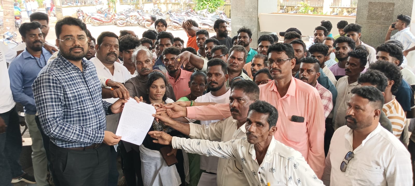 ವಿದ್ಯಾರ್ಥಿನಿಯರಿಗೆ ಲೈಂಗಿಕ ಕಿರುಕುಳ ನೀಡುತ್ತಿರುವ ಉಪನ್ಯಾಸಕನನ್ನು ಅಮಾನತ್ತುಗೊಳಿಸಬೇಕೆಂದು ಪೋಷಕರು ಹಾಗೂ ವಿವಿಧ ಸಂಘಟನೆಯವರು ತಹಶೀಲ್ದಾರ್ ಚಿಕ್ಕಪ್ಪ ನಾಯಕ ಅವರಿಗೆ ಮನವಿ ಸಲ್ಲಿಸಿದರು.