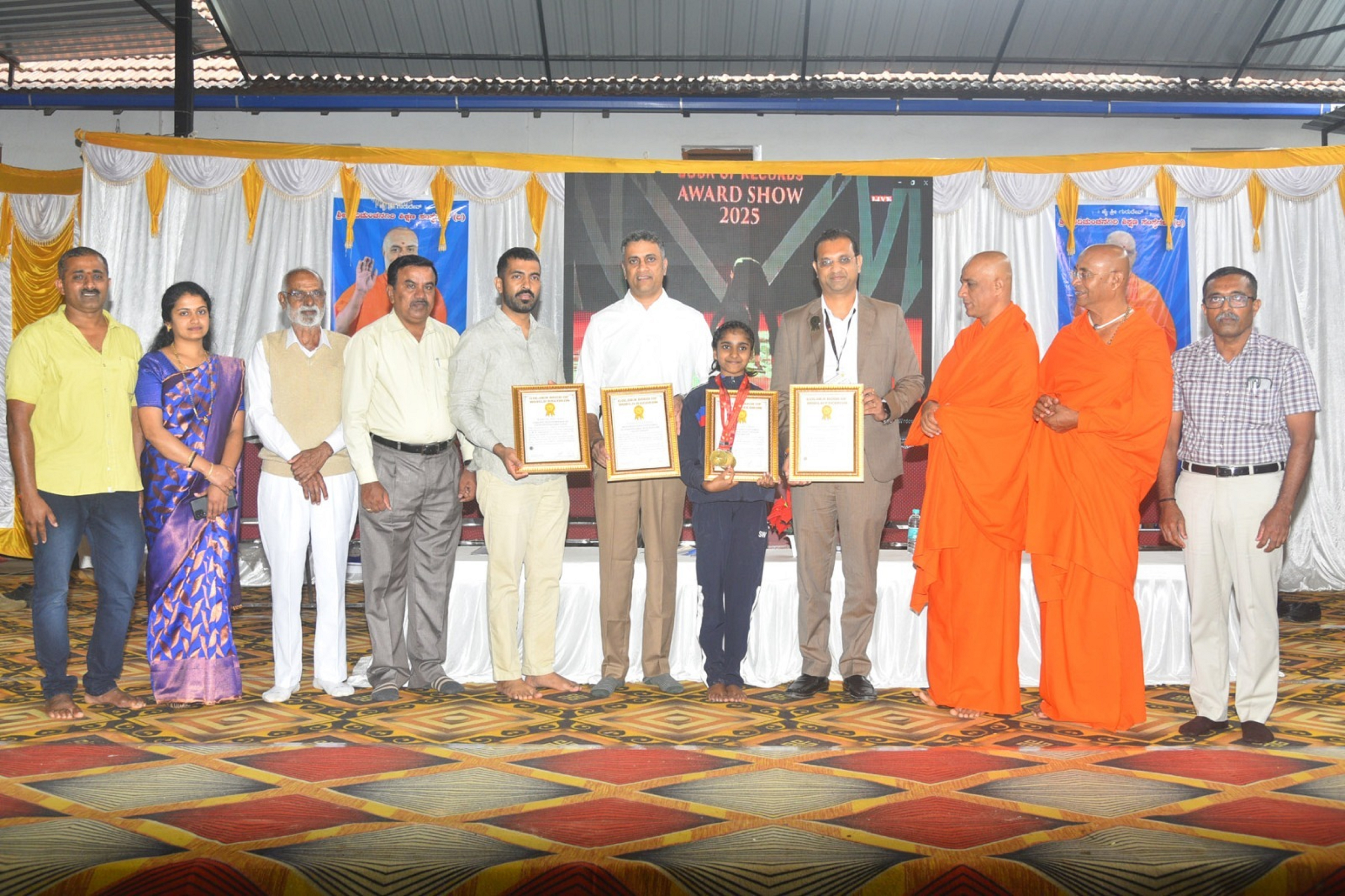 ಬಾಲಕಿ ಸಿಂಚನಾಳಿಗೆ ಗೋಲ್ಡನ್ ಬುಕ್ ಆಫ್ ವರ್ಲ್ಡ್ ರೆಕಾರ್ಡ್‌ನ ಪ್ರಮಾಣಪತ್ರವನ್ನು ವಿತರಿಸಲಾಯಿತು