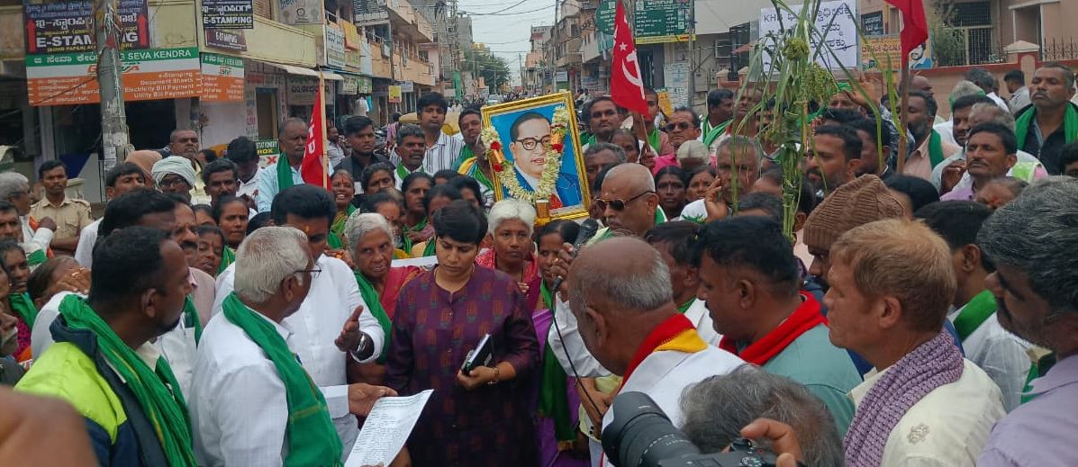 ದೊಡ್ಡಬಳ್ಳಾಪುರ ತಾಲ್ಲೂಕಿನಲ್ಲಿ ಭೂಸ್ವಾಧಿನ ರದ್ದುಪಡಿಸುವಂತೆ ಭೂಸ್ವಾಧೀನ ವಿರೋಧಿ ಹೋರಾಟ ಸಮಿತಿ ವತಿಯಿಂದ ತಹಶೀಲ್ದಾರ್‌ ವಿಭಾವಿದ್ಯಾರಾಥೋಡ್‌ ಅವರ ಮೂಲಕ ರಾಜ್ಯ ಸರ್ಕಾರಕ್ಕೆ ಮನವಿ ಸಲ್ಲಿಸಲಾಯಿತು