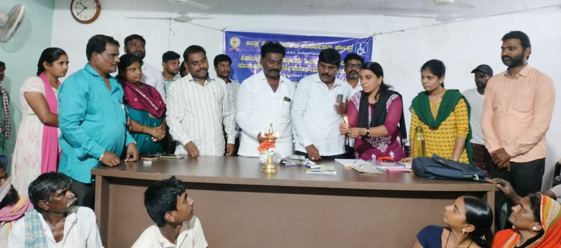 ತೆಕ್ಕಲಕೋಟೆ ಪಟ್ಟಣ ಪಂಚಾಯಿತಿ ಸಭಾಂಗಣದಲ್ಲಿ ಆಯೋಜಿಸಿದ್ದ ವಿಕಲಚೇತನರ ಉಚಿತ ತಪಾಸಣಾ ಶಿಬಿರವನ್ನು ಪಟ್ಟಣ ಪಂಚಾಯಿತಿ ಅಧ್ಯಕ್ಷ ಎಸ್ ಆನಂದ ಉದ್ಘಾಟಿಸಿದರು
