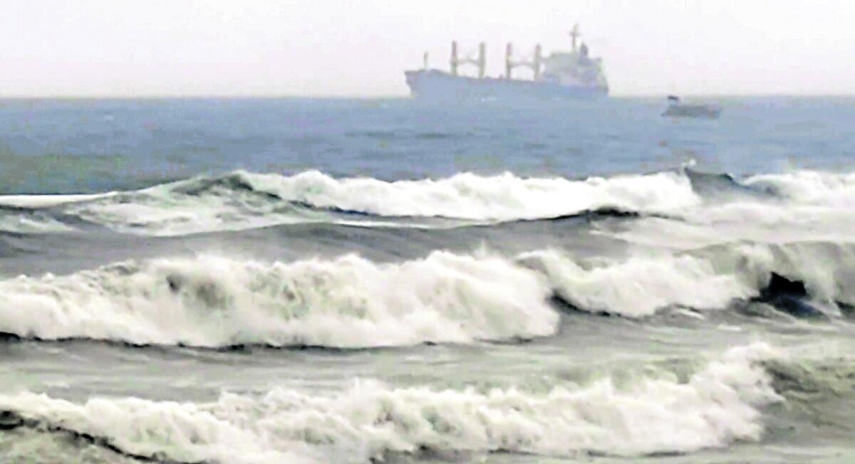 ಮೊಂಥಾ ಚಂಡಮಾರುತದ ಕಾರಣಕ್ಕೆ ಆಂಧ್ರ ಪ್ರದೇಶದ ವಿಶಾಖಪಟ್ಟಣದಲ್ಲಿ ಸಮುದ್ರ ಪ್ರಕ್ಷುಬ್ದಗೊಂಡಿದೆ