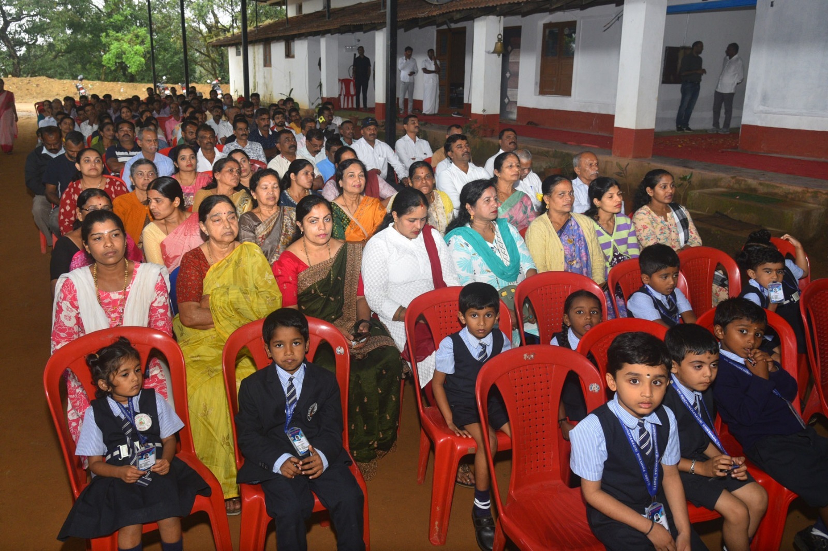 ಬಾಲಕಿ ಸಿಂಚನಾಳ ಯೋಗ ಪ್ರದರ್ಶನವನ್ನು ಹೆಚ್ಚಿನ ಸಂಖ್ಯೆಯಲ್ಲಿ ವಿದ್ಯಾರ್ಥಿಗಳು ಹಾಗೂ ಸಾರ್ವಜನಿಕರು ವೀಕ್ಷಿಸಿದರು