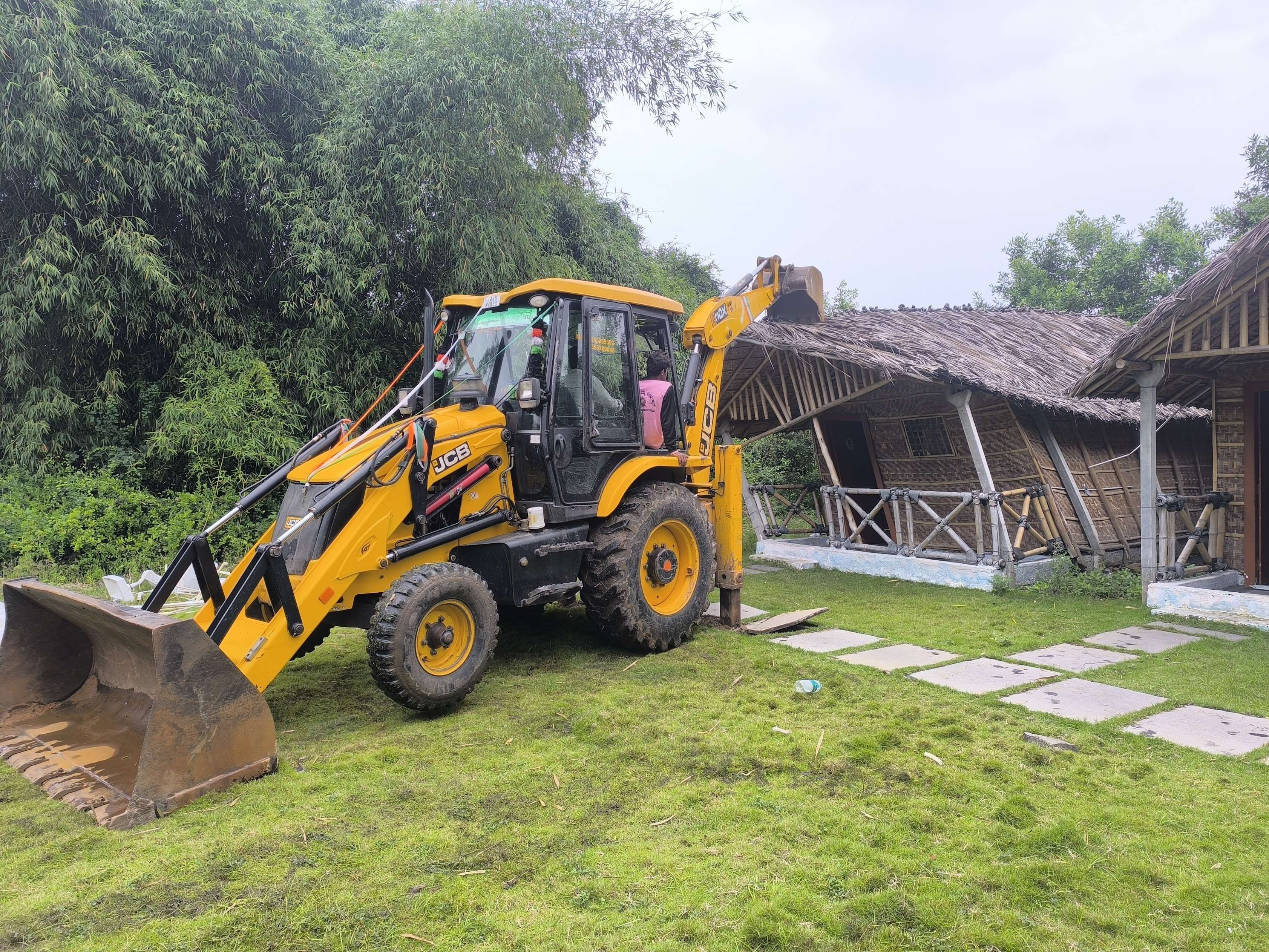 ಆನೆಗೊಂದಿ ಗ್ರಾಮದಲ್ಲಿ ಅನಧಿಕೃತವಾಗಿ ನಿರ್ಮಿಸಿದ ರೆಸಾರ್ಟ್‌ವೊಂದನ್ನು ತೆರವು ಮಾಡಲಾಯಿತು
