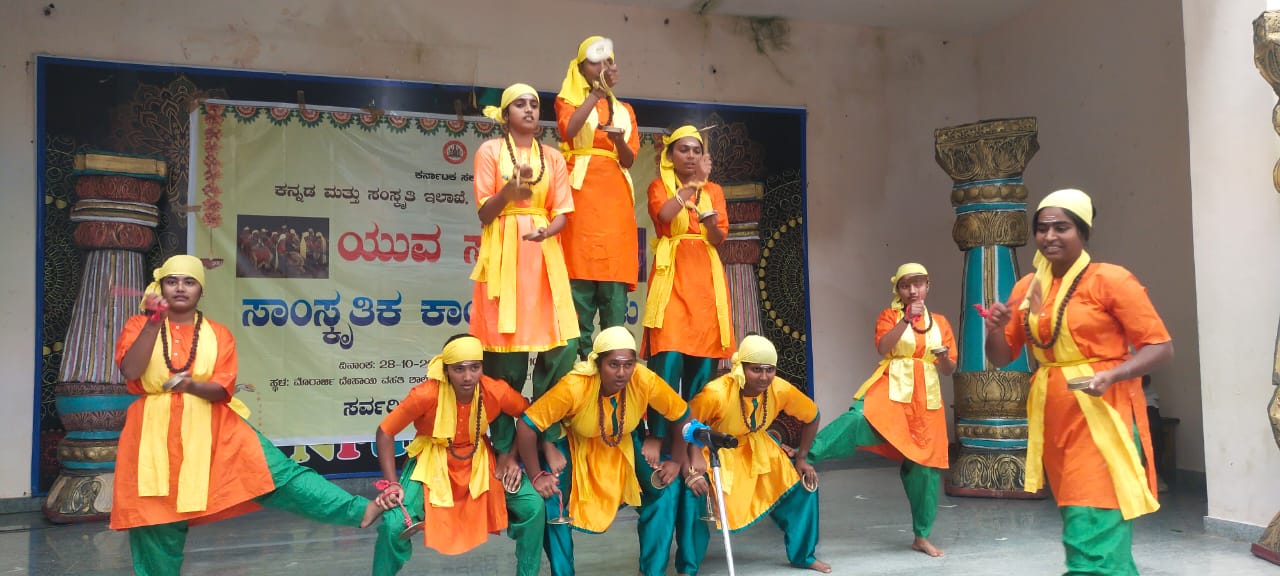 ಕುಶಾಲನಗರ ಸಮೀಪದ ಬಸವನಹಳ್ಳಿ ಮೊರಾರ್ಜಿ ದೇಸಾಯಿ ವಸತಿ ಶಾಲೆಯಲ್ಲಿ ಕನ್ನಡ ಮತ್ತು ಸಂಸ್ಕೃತಿ ಇಲಾಖೆ ವತಿಯಿಂದ ನಡೆದ ಜಿಲ್ಲಾಮಟ್ಟದ ಯುವ ಸೌರಭ ಕಾರ್ಯಕ್ರಮದಲ್ಲಿ ತಟ್ಟೆಕೆರೆಯ ಉಷಾರಾಣಿ ಮತ್ತು ತಂಡದವರು ಕಂಸಾಳೆ ನೃತ್ಯ ಪ್ರದರ್ಶನ ನೀಡಿದರು