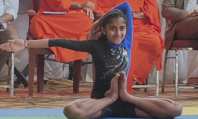 ಮಡಿಕೇರಿ: ಗೋಲ್ಡನ್ ಬುಕ್‌ ಸೇರಿದ ಬಾಲಕಿ ಸಿಂಚನಾ ಯೋಗ ಪ್ರದರ್ಶನ