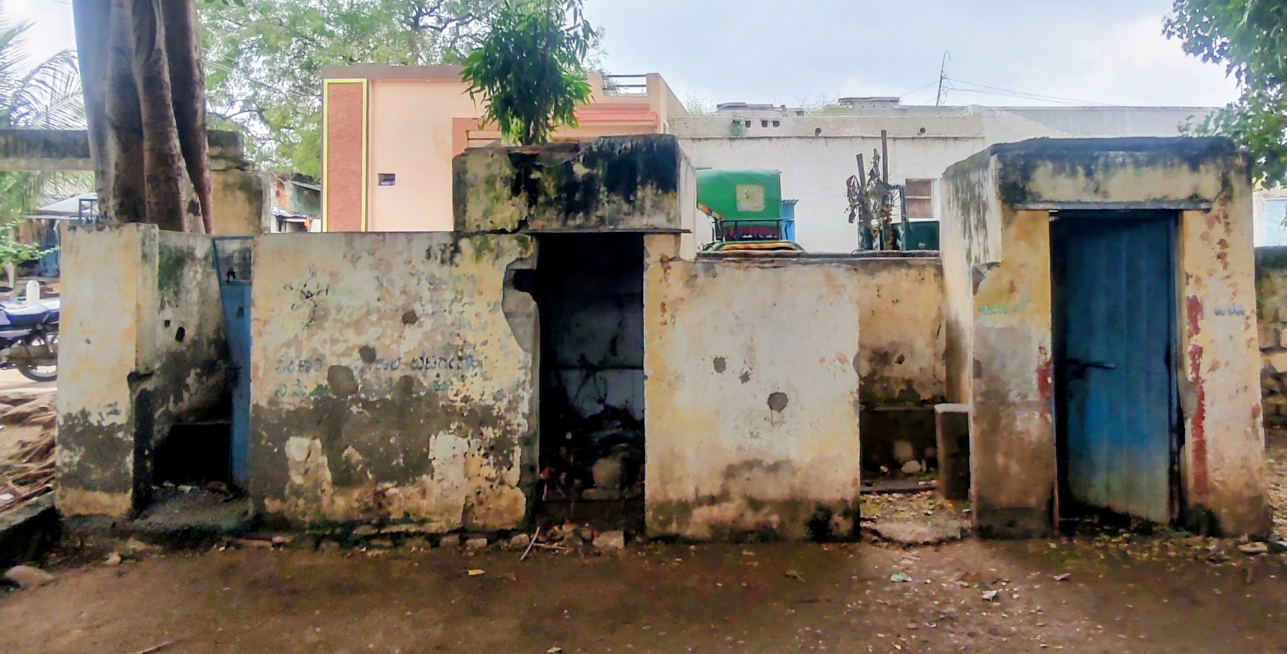 ಪಾಳು ಬಿದ್ದ ಶೌಚಾಲಯ