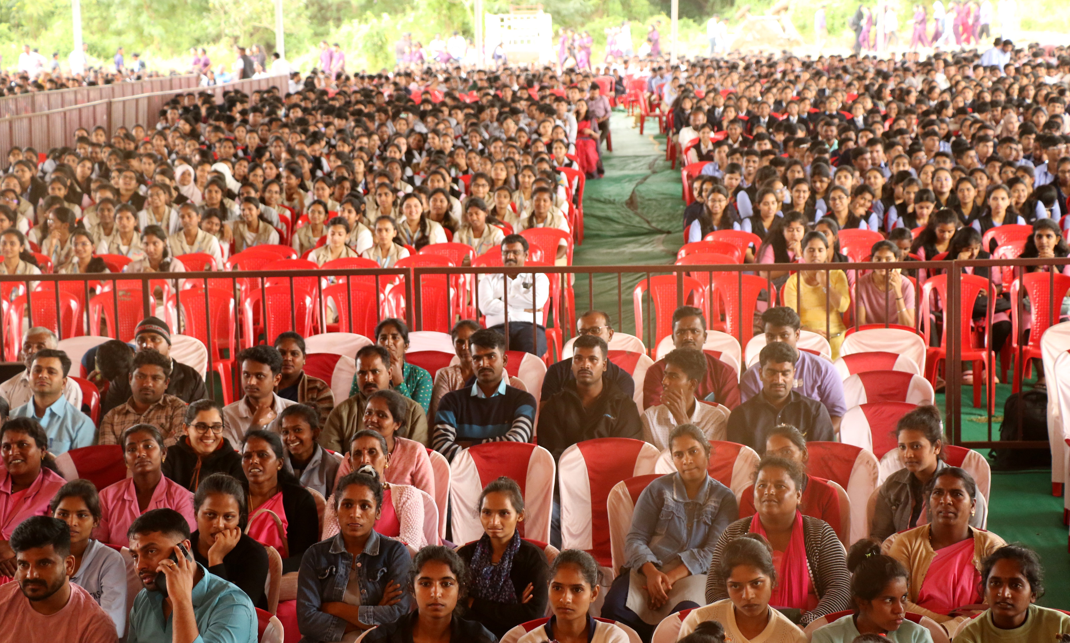 ಹಾಸನ ಸರ್ಕಾರಿ ಎಂಜಿನಿಯರಿಂಗ್ ಕಾಲೇಜು ಆವರಣದಲ್ಲಿ ನಡೆದ ಮಾಲಿನ್ಯ ನಿಯಂತ್ರಣ ಮಂಡಳಿಯ ಸುವರ್ಣ ಮಹೋತ್ಸವದಲ್ಲಿ ಭಾಗವಹಿಸಿದ್ದ ಹಾಸನ ಹಾಗೂ ಚಿಕ್ಕಮಗಳೂರಿನ ವಿದ್ಯಾರ್ಥಿಗಳು.