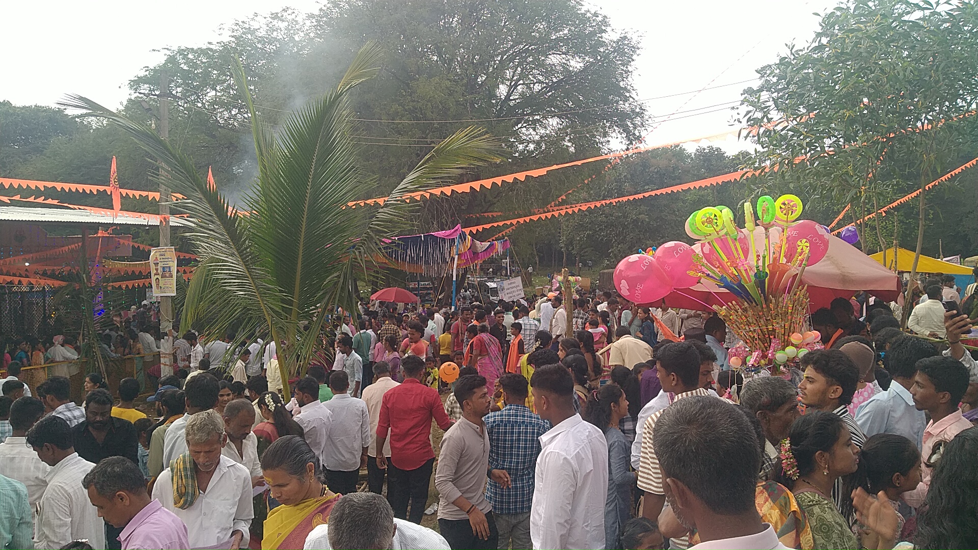 ತಡಸ ತಾಯಮ್ಮ ದೇವಿಯ ಜಾತ್ರಾ ರಥೋತ್ಸವ ಸಾವಿರಾರು ಭಕ್ತರ ನಡುವೆ ಜರುಗಿತು.