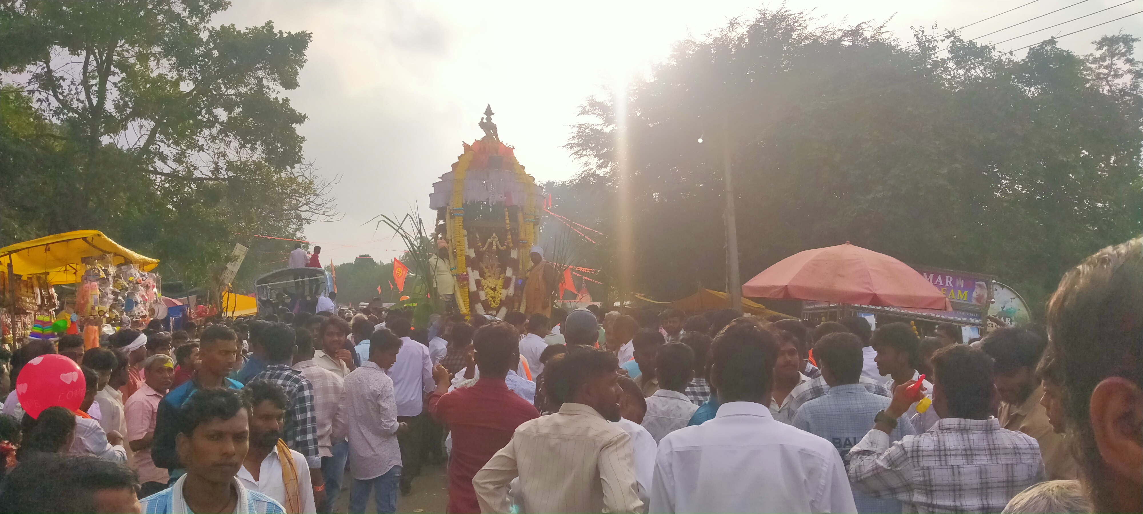 ತಡಸ ತಾಯಮ್ಮ ದೇವಿಯ ಜಾತ್ರಾ ರಥೋತ್ಸವ ಸಾವಿರಾರು ಭಕ್ತರ ನಡುವೆ ಜರುಗಿತು.