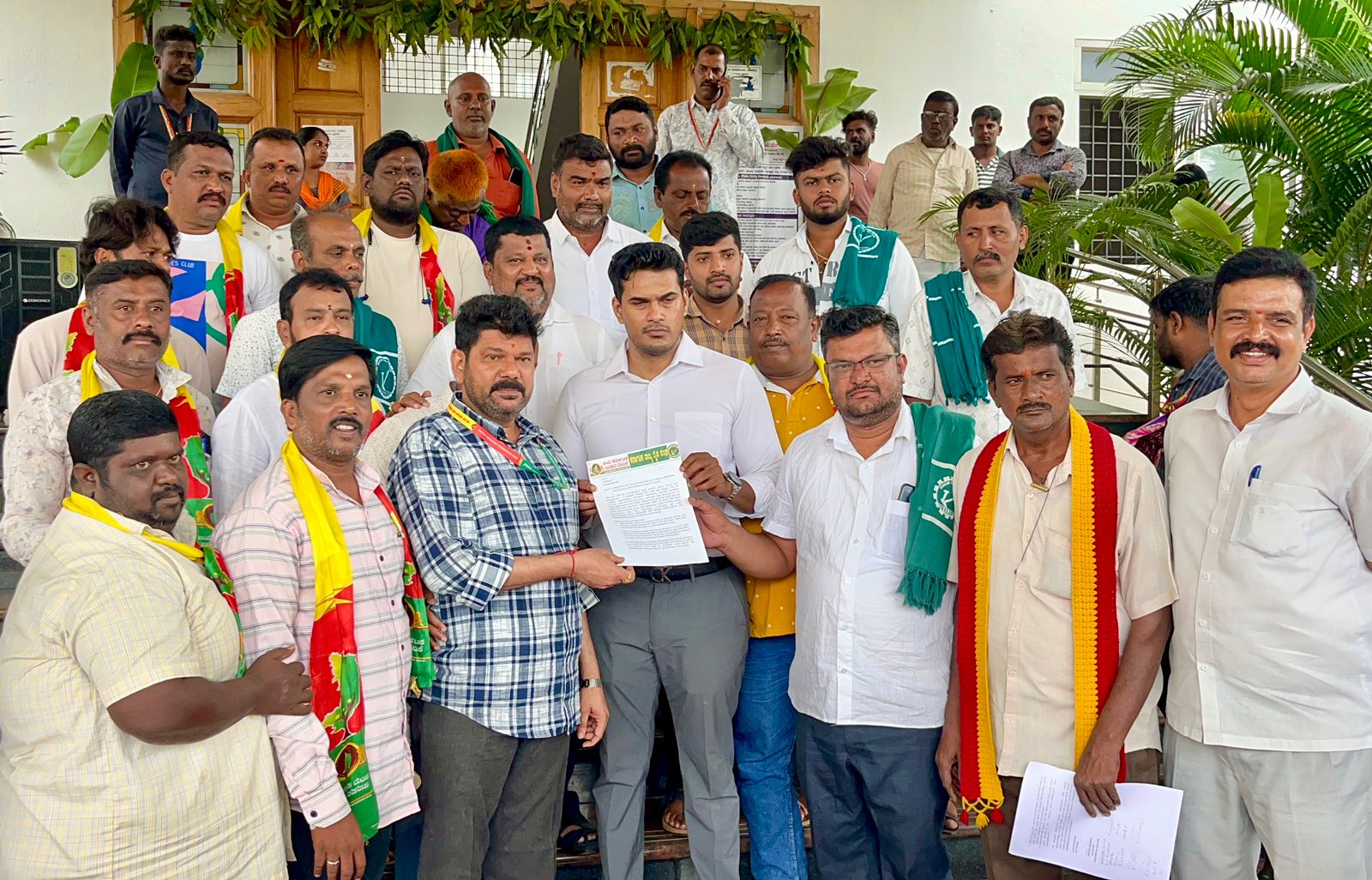 ಕನಕಪುರ ಪ್ರಗತಿಪರ ಸಂಘಟನೆಗಳ ಮುಖಂಡರು ಮಂಗಳವಾರ ಪ್ರತಿಭಟನೆ ನಡೆಸಿ ತಹಶೀಲ್ದಾರ್ ಸಂಜಯ್ ಅವರಿಗೆ ಮನವಿ ಪತ್ರ ಸಲ್ಲಿಸಿದರು