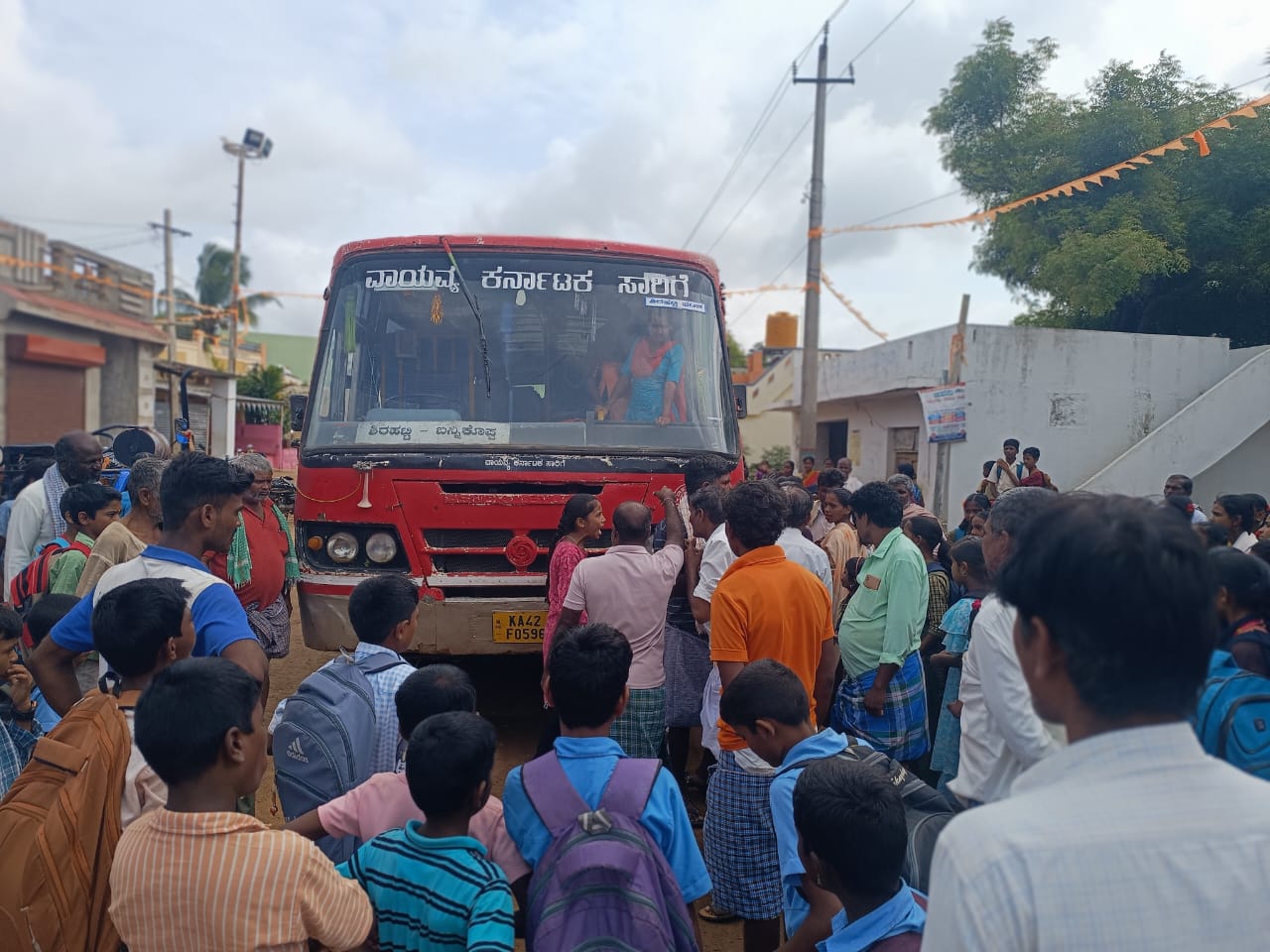 ಸಮರ್ಪಕ ಬಸ್ ಸೌಲಭ್ಯ ಕಲ್ಪಿಸಲು ಆಗ್ರಹಿಸಿ ಬಸ್ ತಡೆದು ಪ್ರತಿಭಟನೆ ಮಾಡುತ್ತಿರುವುದು 