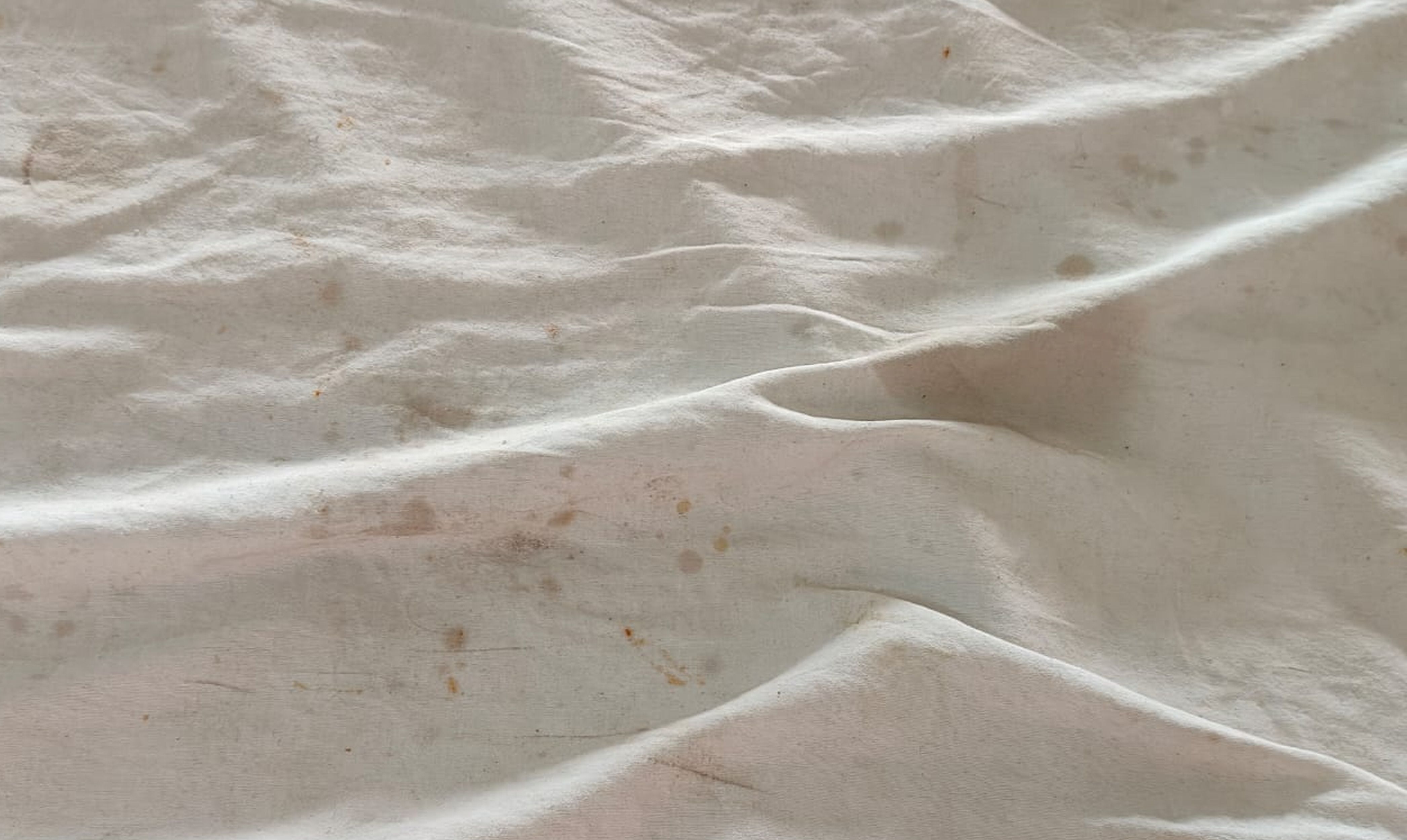 ಕೊಪ್ಪಳ ಜಿಲ್ಲಾಸ್ಪತ್ರೆಯಲ್ಲಿ ಹಾಸಿಗೆ ಕೊಳಕಾಗಿರುವುದು 