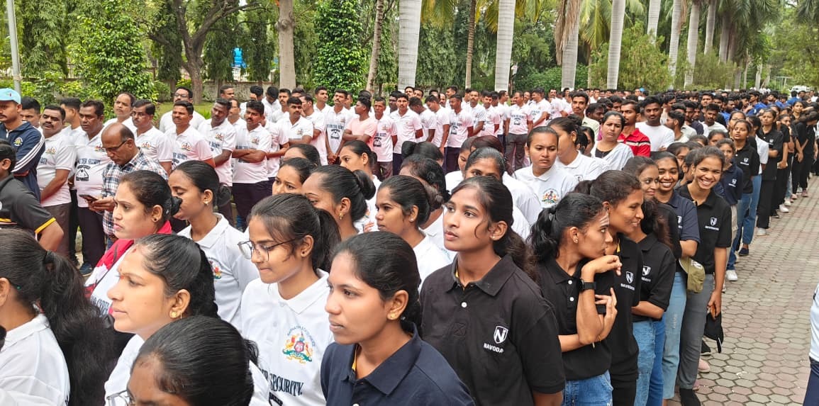 ರಾಯಚೂರಿನಲ್ಲಿ ಬುಧವಾರ ಜಿಲ್ಲಾ ಪೊಲೀಸ್‌ ಇಲಾಖೆಯಿಂದ ಆಯೋಜಿಸಿದ್ದ ಸೈಬರ್ ಸುರಕ್ಷತೆಗೆ ಓಟದಲ್ಲಿ ಪಾಲ್ಗೊಂಡಿದ್ದ ಯುವಕ ಯುವತಿಯರು