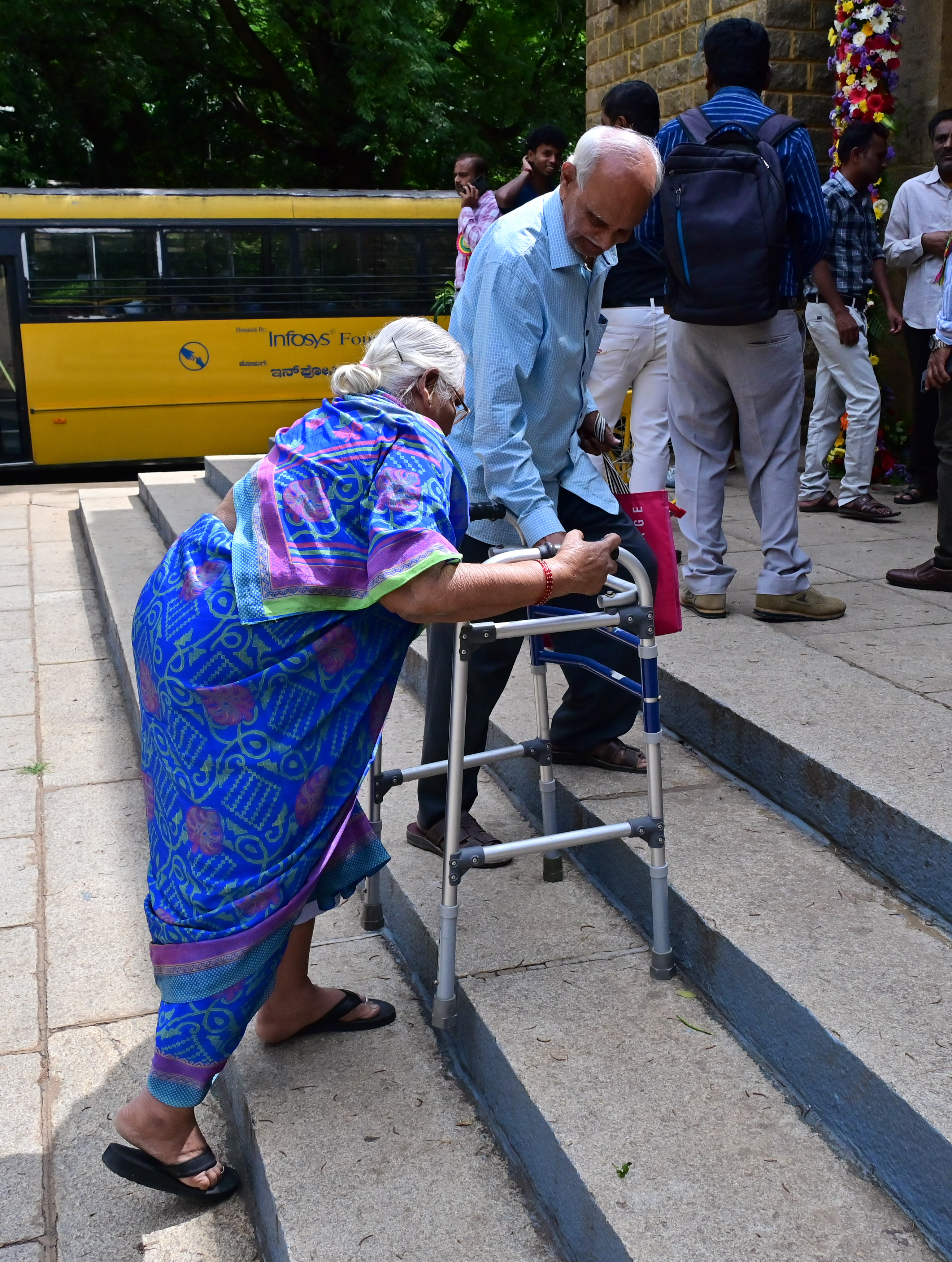 ನಗರದ ಬಾಲಭವನದಲ್ಲಿ ಬುಧವಾರ ಹಮ್ಮಿಕೊಂಡಿದ್ದ ವಿಶ್ವ ಆರೈಕೆದಾರರ ದಿನಾಚರಣೆ ಕಾರ್ಯಕ್ರಮದಲ್ಲಿ ಭಾಗವಹಿಸಲು ಬಂದ ಹಿರಿಯರೊಬ್ಬರು ಮೆಟ್ಟಿಲುಗಳನ್ನು ಹತ್ತಲು ಹರಸಾಹಸ ಪಟ್ಟರು.
ಪ್ರಜಾವಾಣಿ ಚಿತ್ರ: ಪ್ರಶಾಂತ್ ಎಚ್.ಜಿ.
