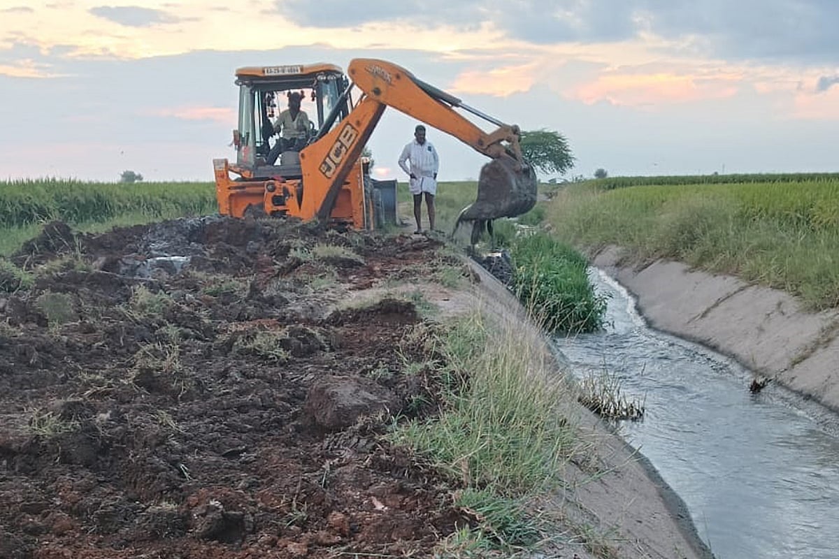 ಕಕ್ಕೇರಾ: ಜೆಸಿಬಿ ಮೂಲಕ ಕಾಲುವೆ ರಸ್ತೆ ದುರಸ್ತಿ
