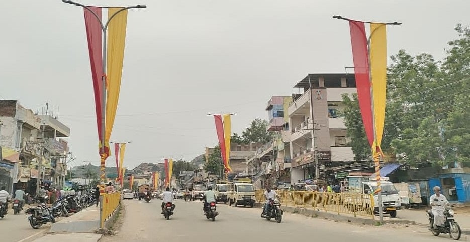 ರಾಜ್ಯೋತ್ಸವ: ಎಲ್ಲೆಡೆ ರಾರಾಜಿಸುತ್ತಿರುವ ಕನ್ನಡ ಬಾವುಟಗಳು