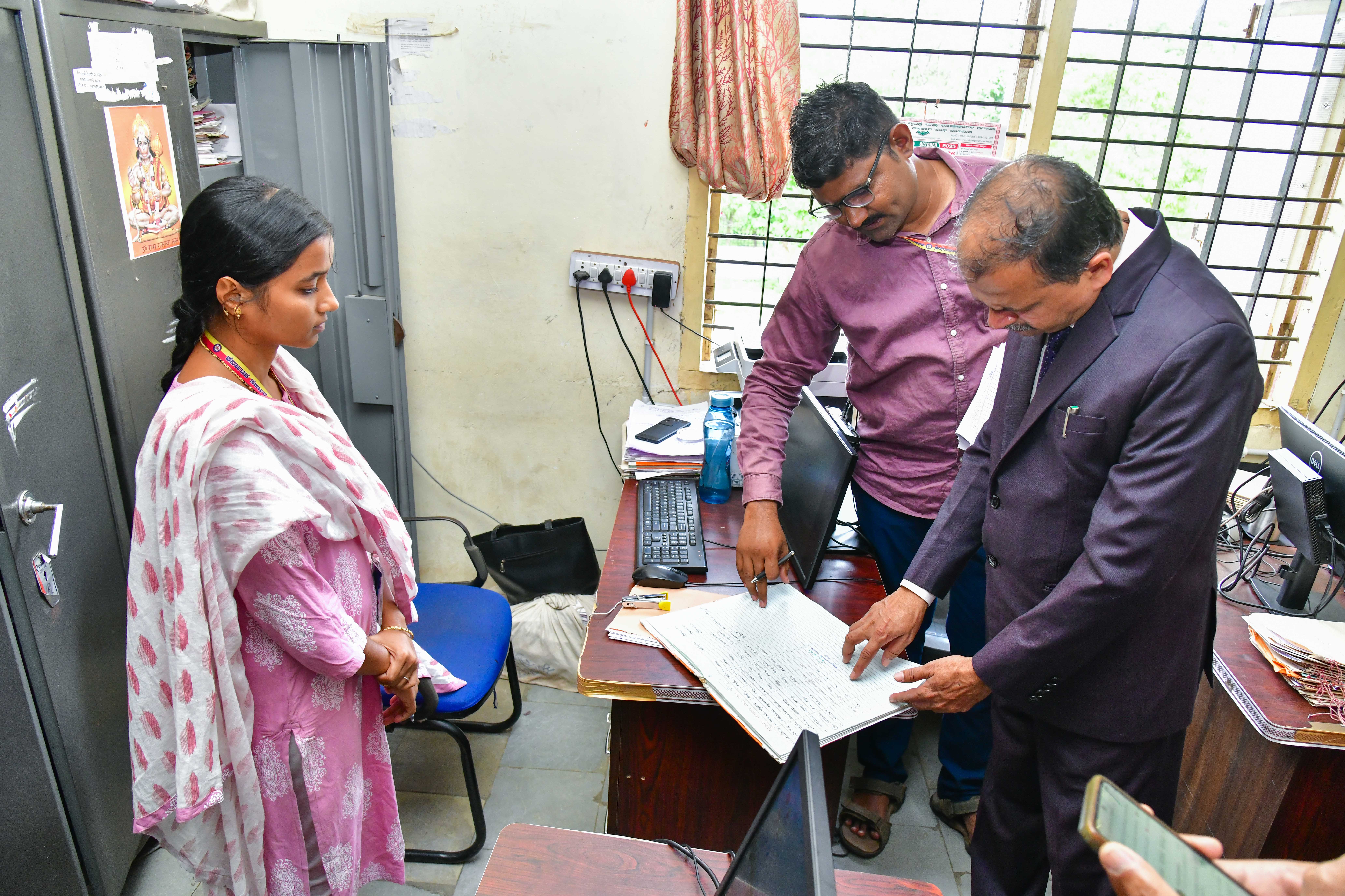 ಕೊಪ್ಪಳದ ತಹಶೀಲ್ದಾರ್‌ ಕಚೇರಿಯಲ್ಲಿ ಲೋಕಾಯುಕ್ತ ಅಧಿಕಾರಿಗಳು ಸಿಬ್ಬಂದಿಯಿಂದ ಮಾಹಿತಿ ಪಡೆದರು 