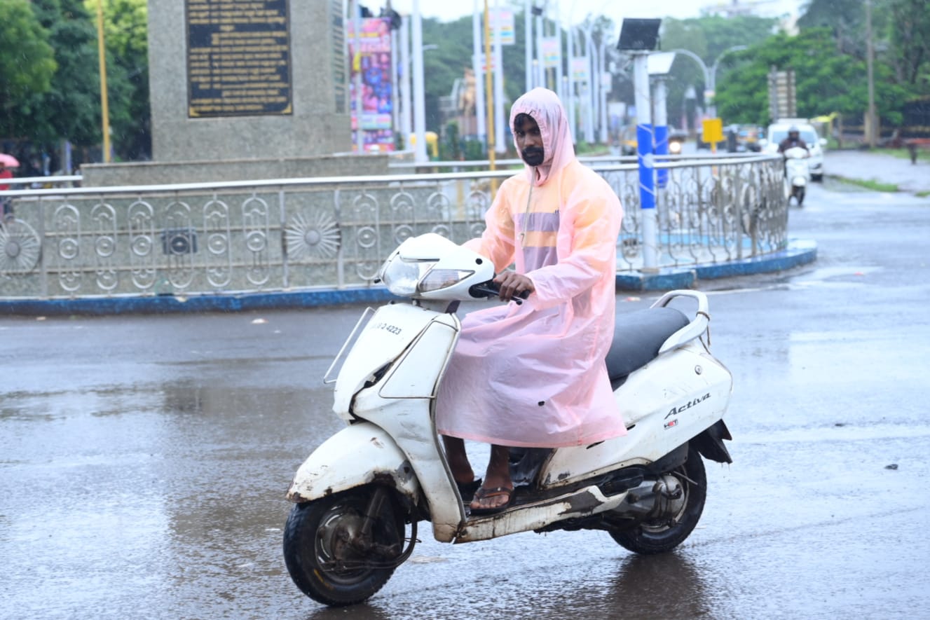 ರೇನ್‌ ಕೋಟ್‌ ಧರಿಸಿ ಮಳೆಯಲ್ಲೇ ಬೈಕ್‌ ಸವಾರಿ
