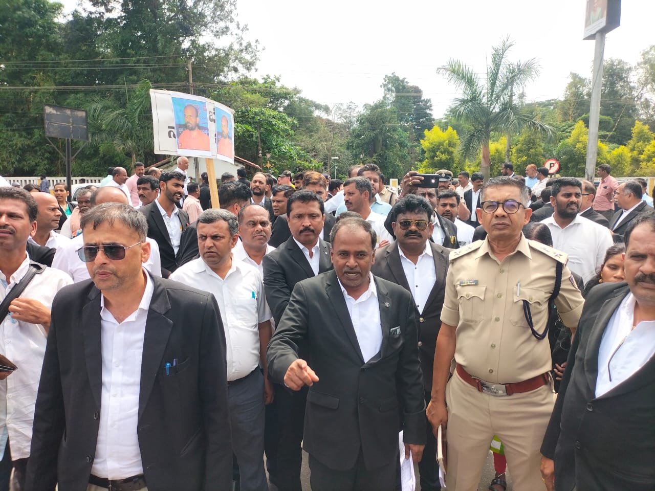 ವಕೀಲರು ಜಿಲ್ಲಾಧಿಕಾರಿ ಕಚೇರಿ ಎದುರು ವಕೀಲರು ಪ್ರತಿಭಟನೆ ನಡೆಸಿದರು.