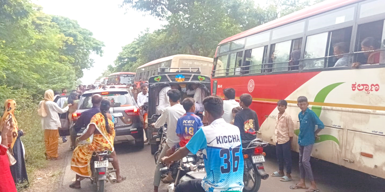 ಕವಿತಾಳ ಸಮೀಪದ ಕೊಟೇಕಲ್‌ ಕ್ರಾಸ್‌ ನಲ್ಲಿ ಬಸ್‌ ನಿಲುಗಡೆಗೆ ಆಗ್ರಹಿಸಿ ವಿದ್ಯಾರ್ಥಿಗಳು ಬುಧವಾರ ಪ್ರತಿಭಟನೆ ನಡೆಸಿದ ಹಿನ್ನೆಲೆಯಲ್ಲಿ ವಾಹನಗಳು ಸಾಲುಗಟ್ಟಿ ನಿಂತಿರುವುದು