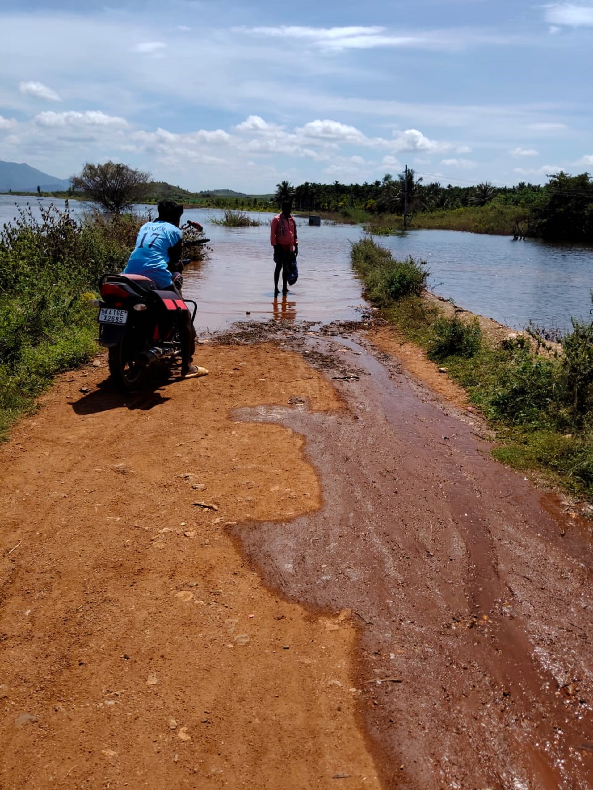 ಹೊಸದುರ್ಗದ ಮಾಡದಕೆರೆ ಹೋಬಳಿಯ ಅಂಚಿಬಾರಿಹಟ್ಟಿಯ ಗ್ರಾಮದಲ್ಲಿ ಜಮೀನಿಗೆ ಹೋಗುವ ರಸ್ತೆ ನೀರಿನಿಂದ ತುಂಬಿರುವುದು