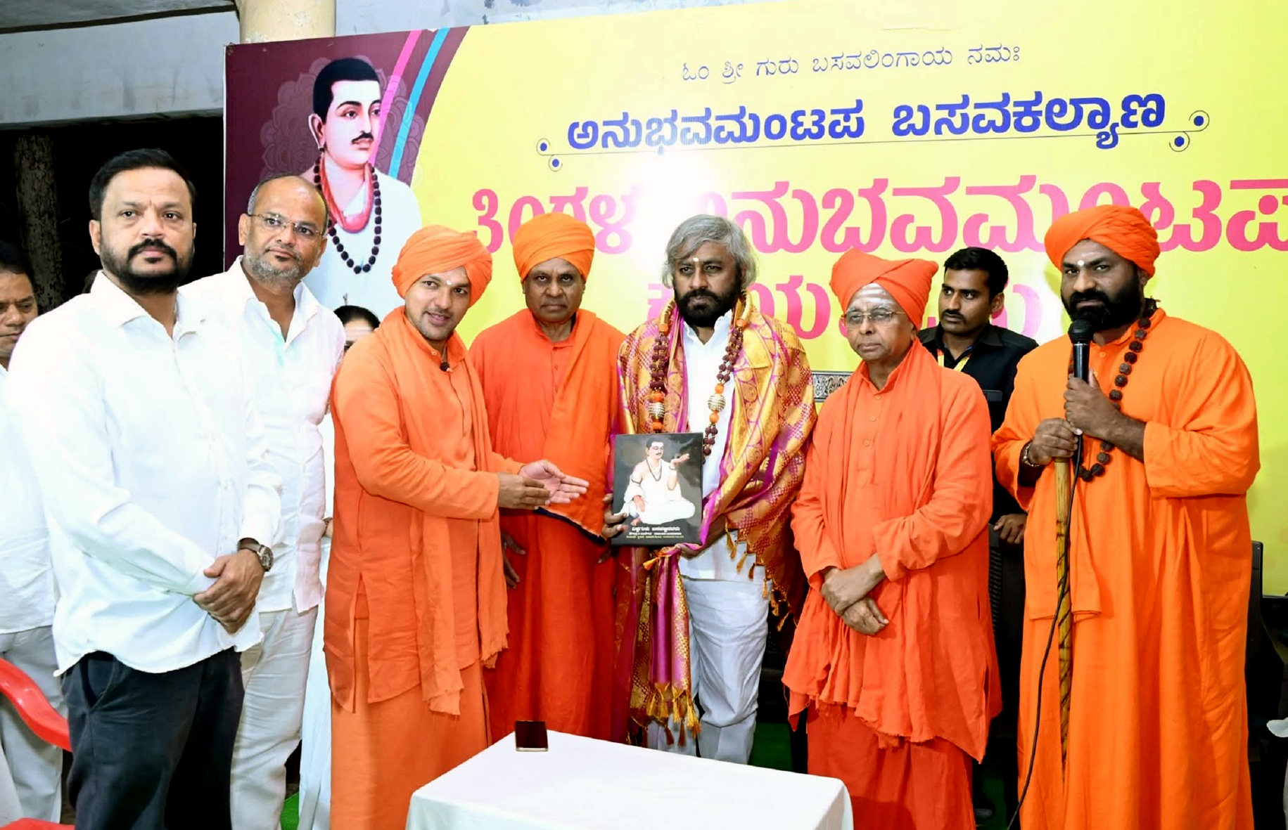 ಬಸವಕಲ್ಯಾಣದಲ್ಲಿ ಮಂಗಳವಾರ ಜರುಗಿದ ಶರಣ ಕಮ್ಮಟದ ಪೂರ್ವಸಿದ್ಧತಾ ಸಭೆಯಲ್ಲಿ ಸ್ವಾಗತ ಸಮಿತಿ ಅಧ್ಯಕ್ಷರಾಗಿ ನೇಮಕವಾಗಿರುವ ಸಚಿವ ಈಶ್ವರ ಖಂಡ್ರೆ ಅವರನ್ನು ಸನ್ಮಾನಿಸಲಾಯಿತು